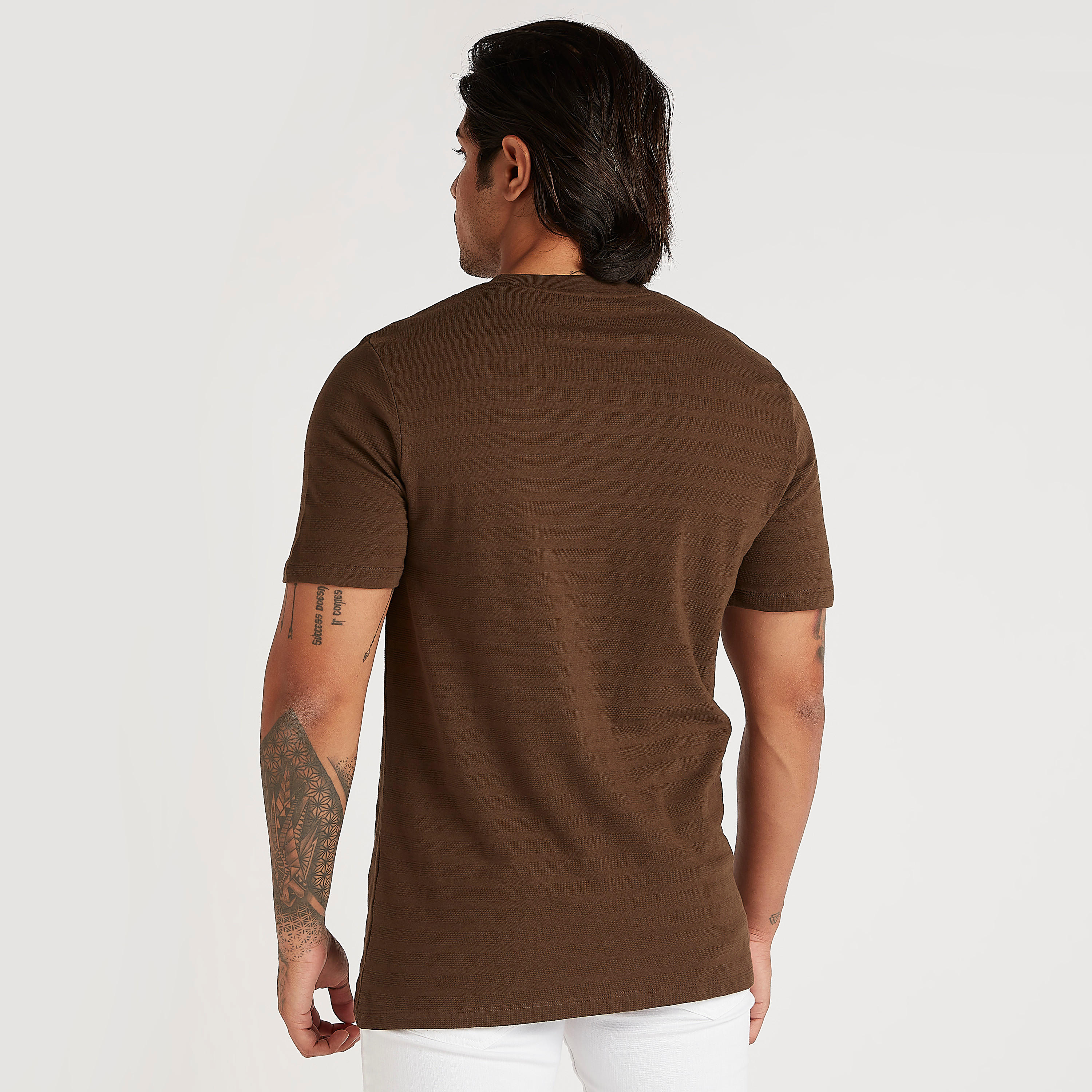 تيشيرت بارز الملمس بياقة ضيّقة وأكمام قصيرة-men-clothing-tshirtsandpolos-tshirts-image-4