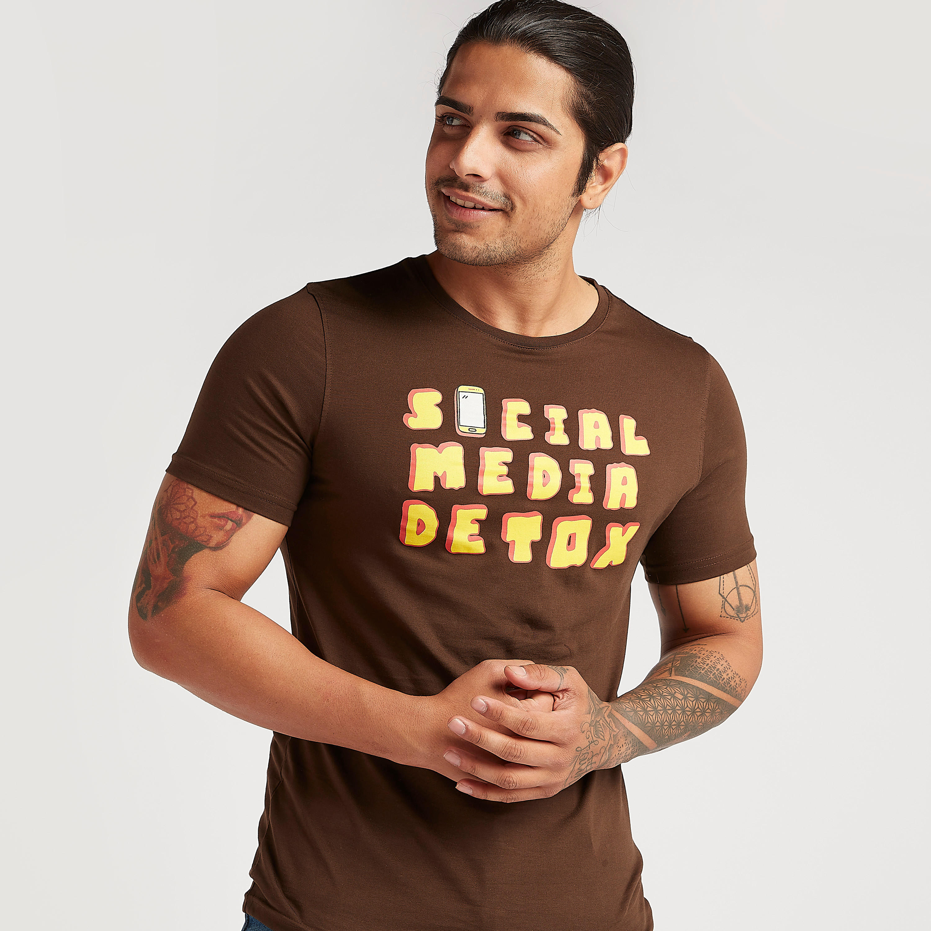 تيشيرت بياقة ضيّقة وأكمام قصيرة وطبعات-men-clothing-tshirtsandpolos-tshirts-image-1