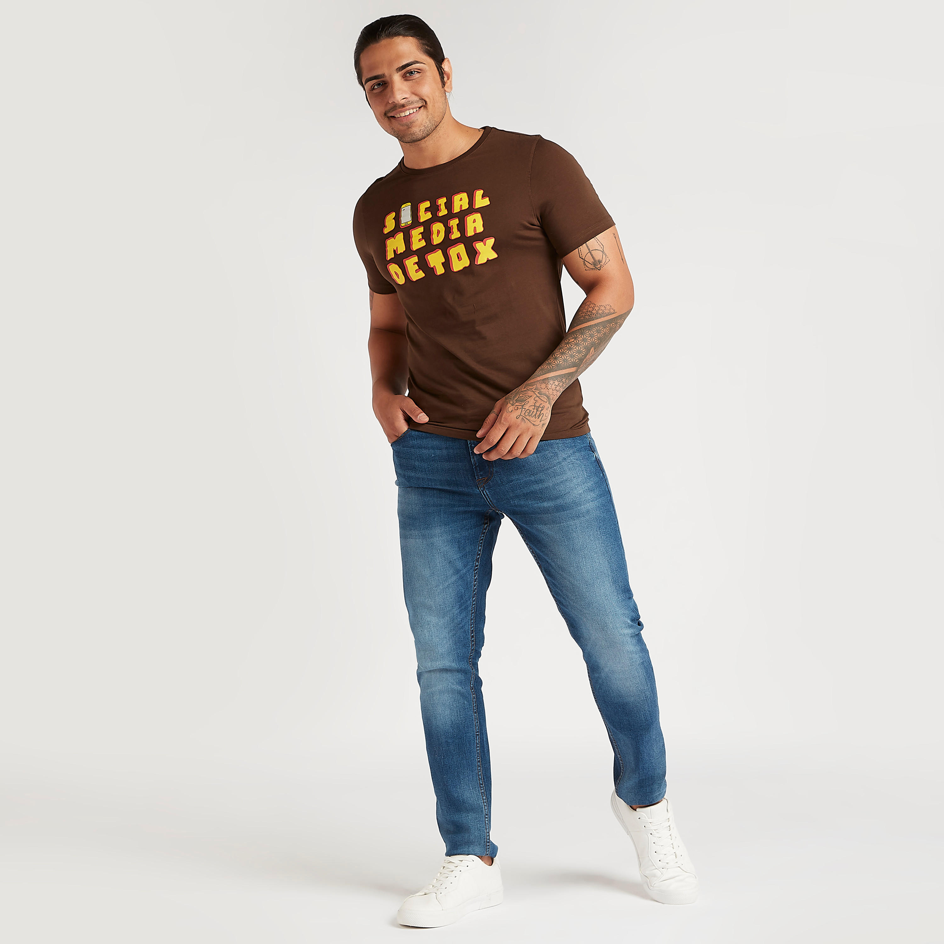 تيشيرت بياقة ضيّقة وأكمام قصيرة وطبعات-men-clothing-tshirtsandpolos-tshirts-image-2
