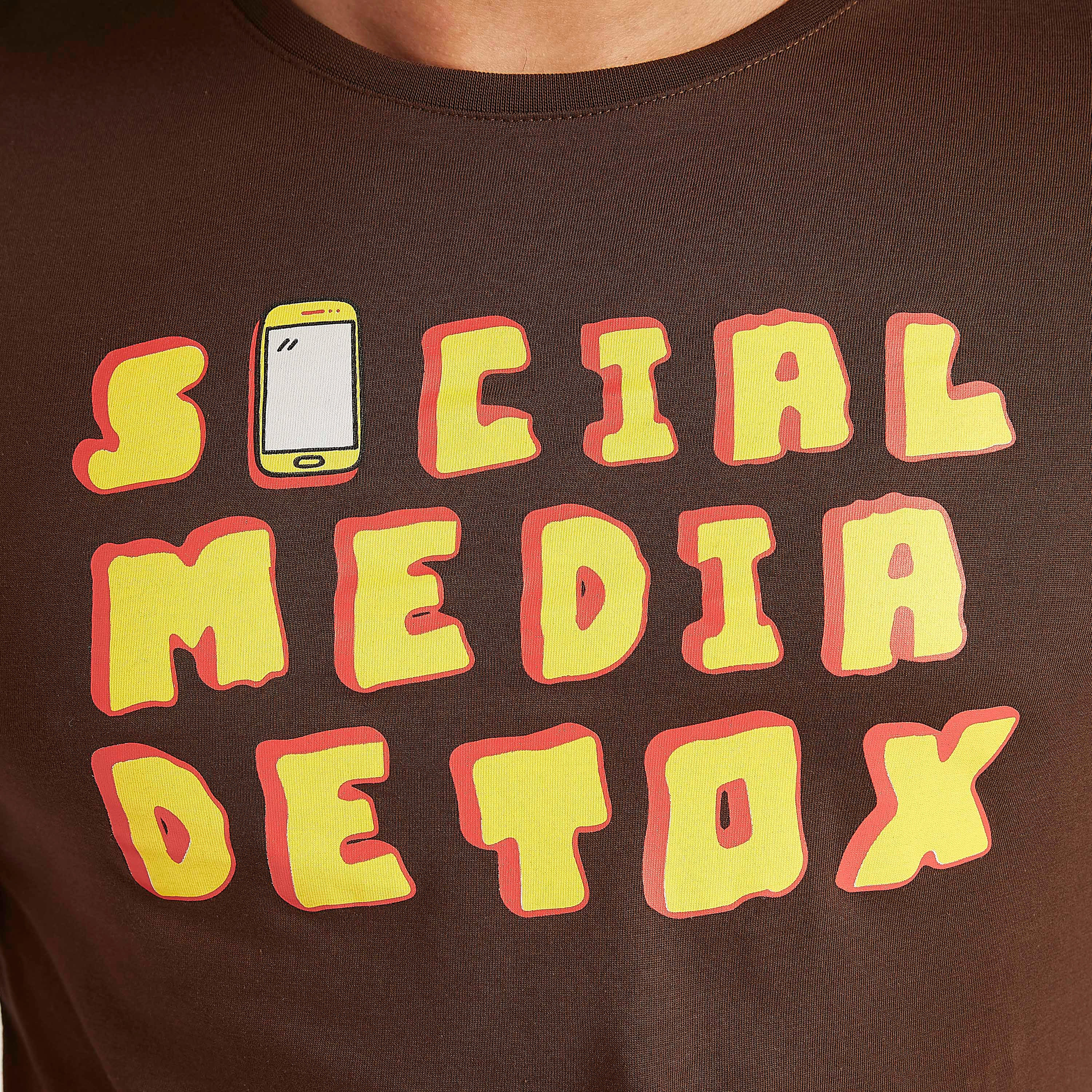تيشيرت بياقة ضيّقة وأكمام قصيرة وطبعات-men-clothing-tshirtsandpolos-tshirts-image-3