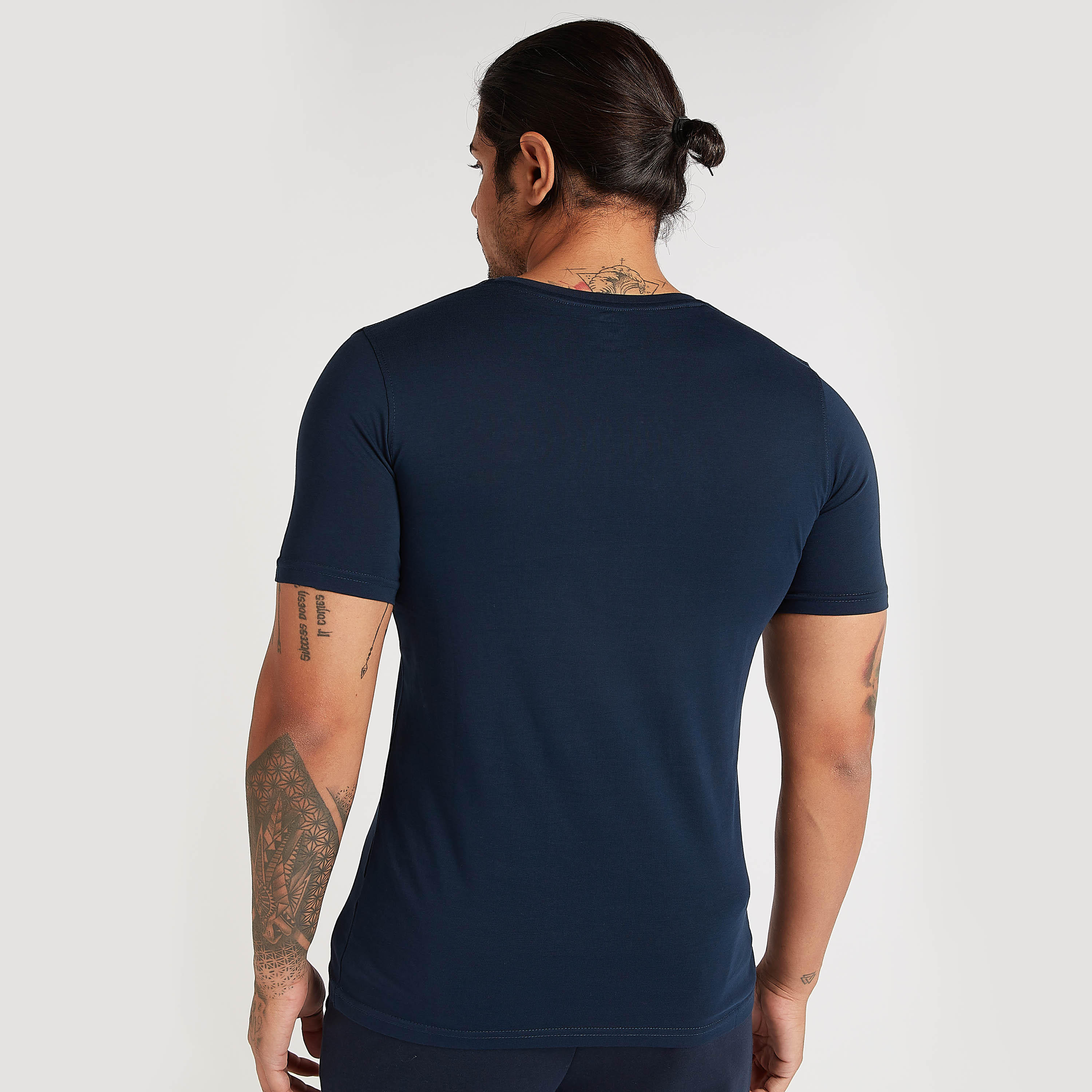 تيشيرت بياقة ضيّقة وأكمام قصيرة وطبعات-men-clothing-tshirtsandpolos-tshirts-image-4