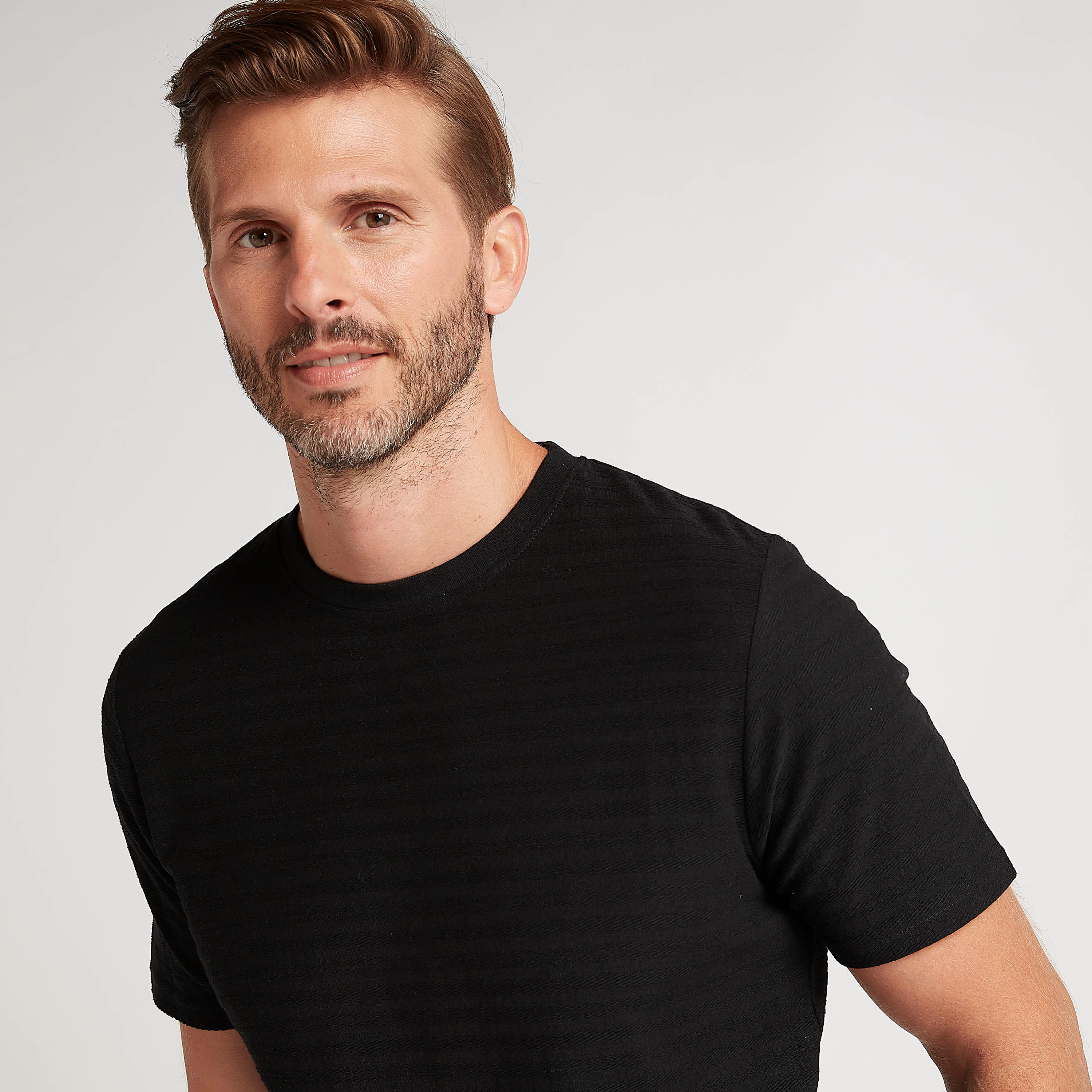 تيشيرت مخطط بياقة ضيّقة وأكمام قصيرة-men-clothing-tshirtsandpolos-tshirts-image-3