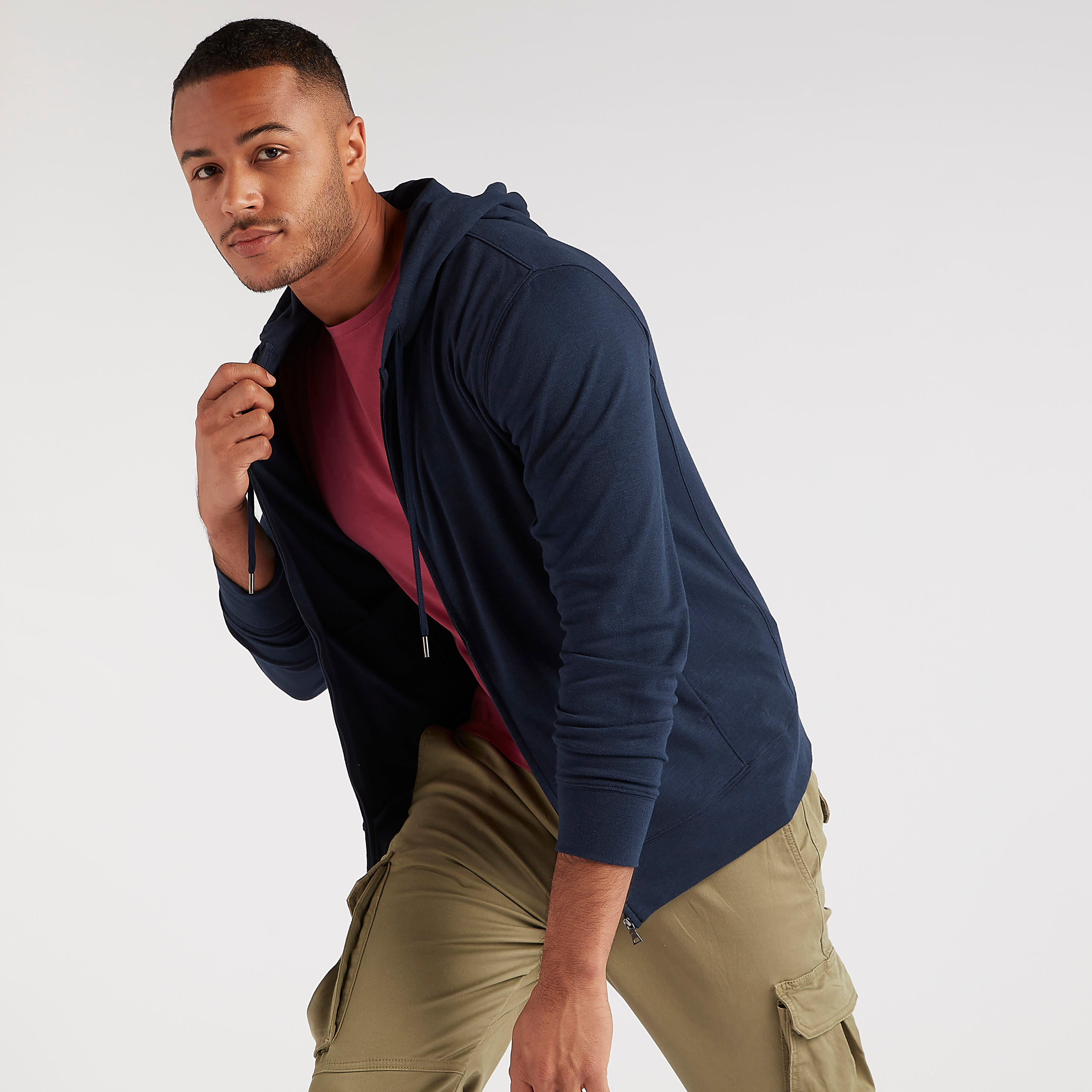 سويت شيرت سادة بقبّعة وأكمام طويلة-men-winterwear-hoodiesandsweatshirts-image-1