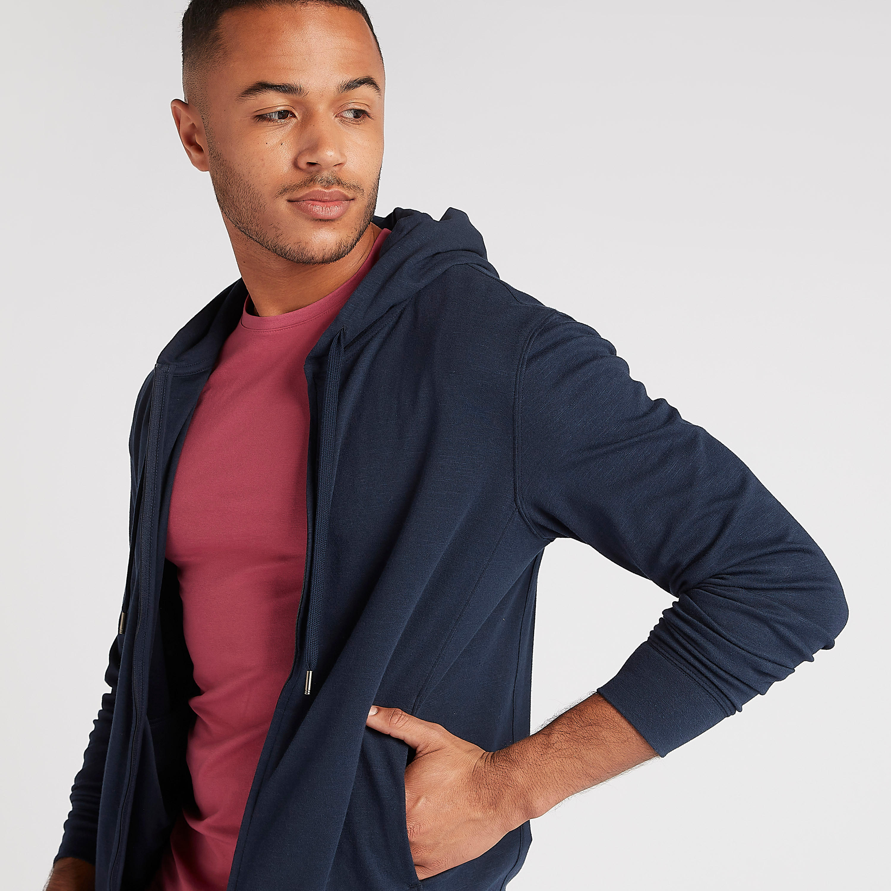 سويت شيرت سادة بقبّعة وأكمام طويلة-men-winterwear-hoodiesandsweatshirts-image-3