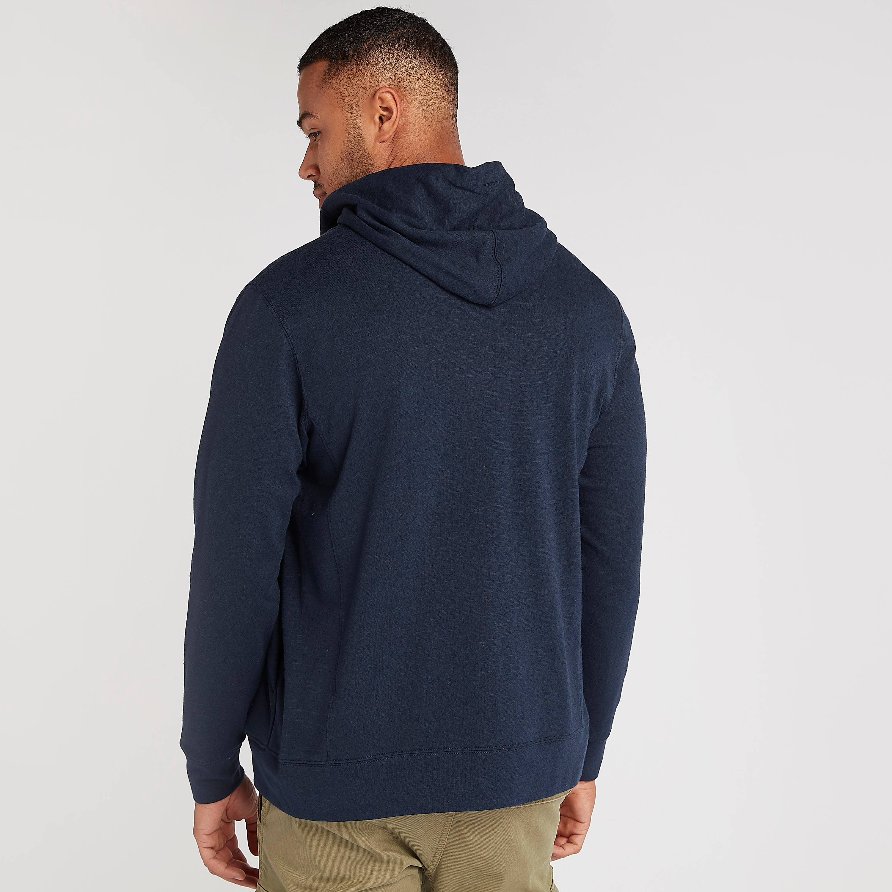 سويت شيرت سادة بقبّعة وأكمام طويلة-men-winterwear-hoodiesandsweatshirts-image-4