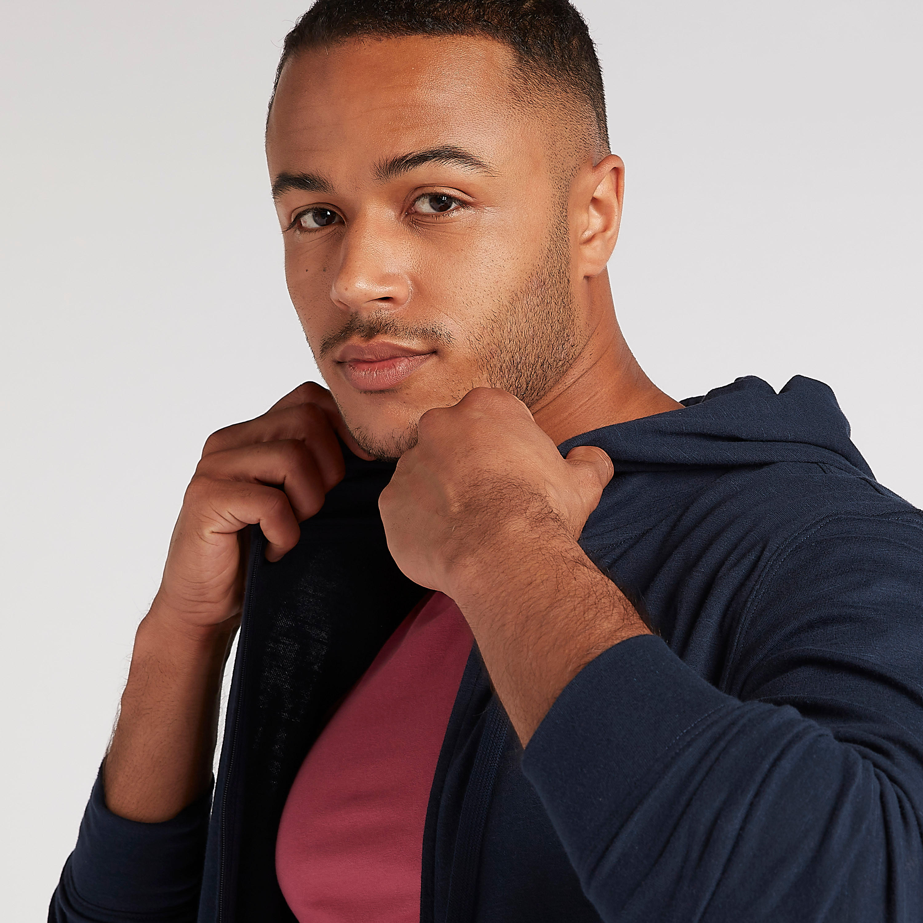 سويت شيرت سادة بقبّعة وأكمام طويلة-men-winterwear-hoodiesandsweatshirts-image-5