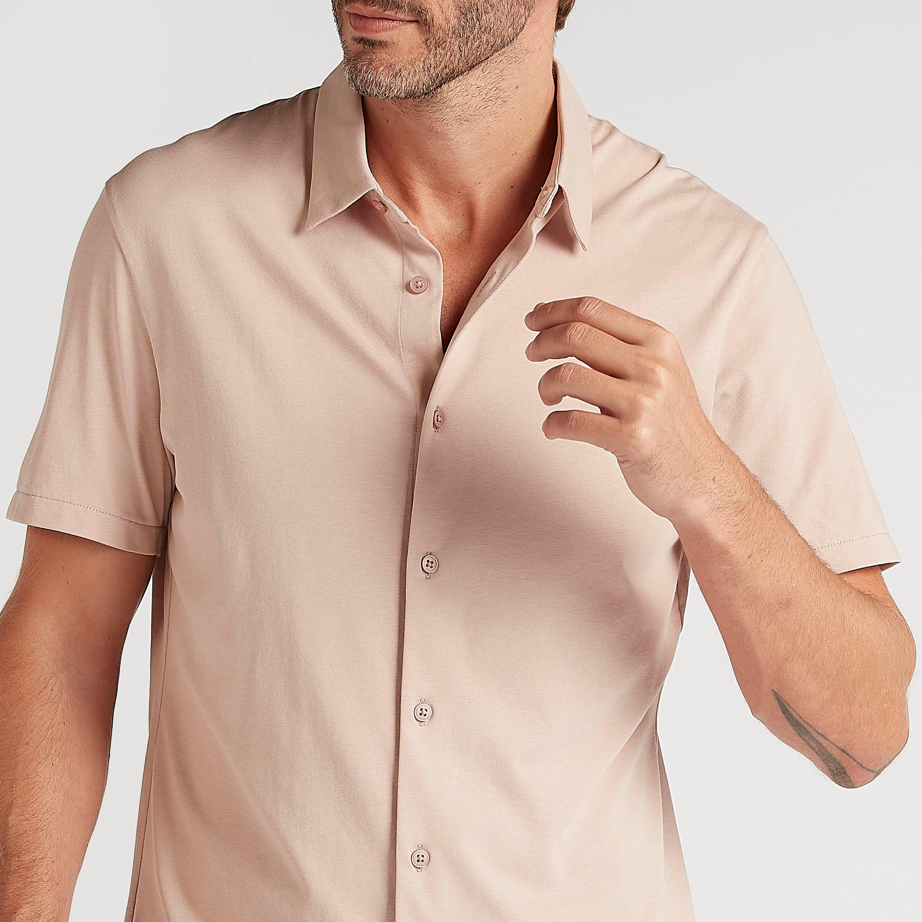 قميص سادة بأكمام قصيرة وزر علوي-men-clothing-shirts-image-2