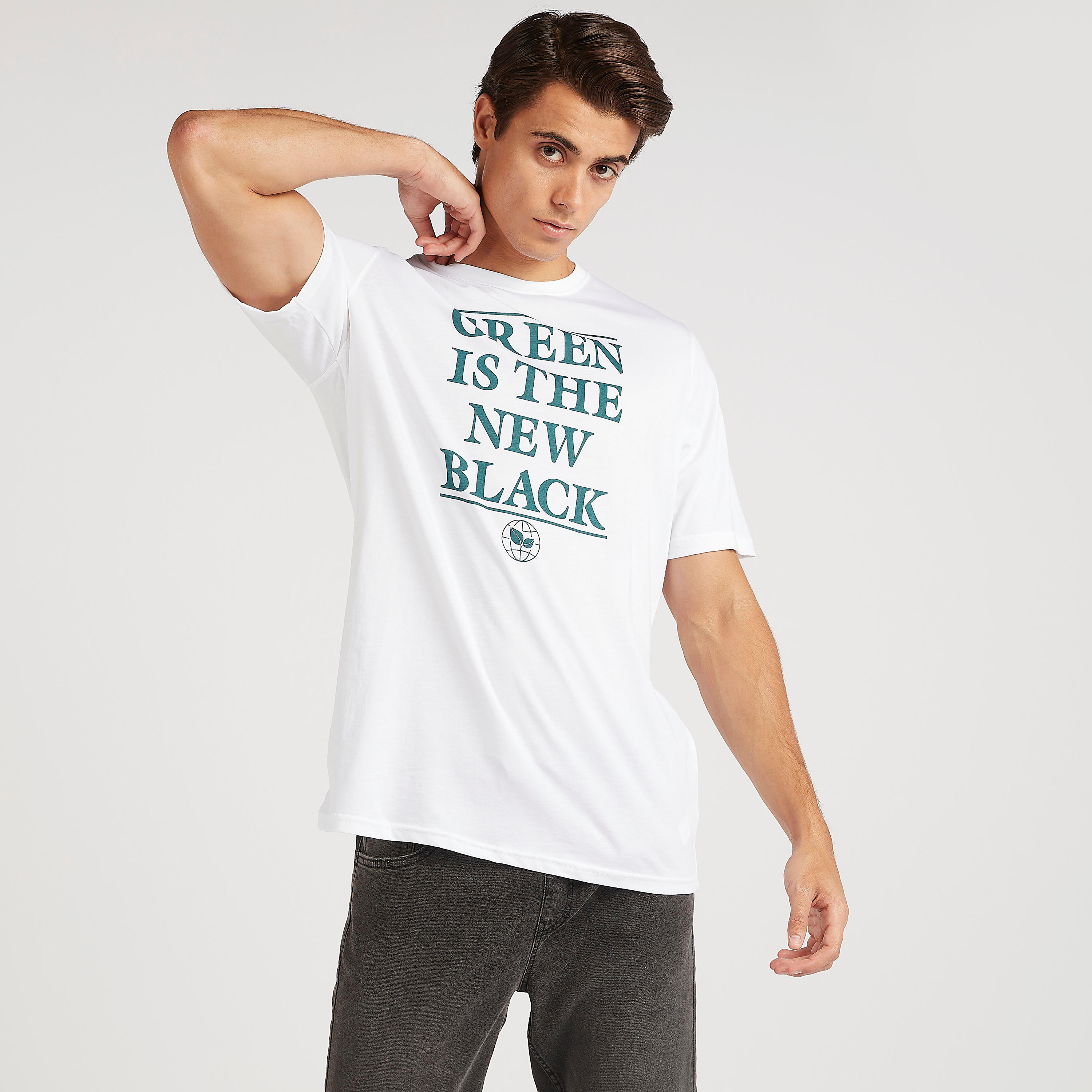 تيشيرت بياقة ضيّقة وأكمام قصيرة وطبعات شعار-men-clothing-tshirtsandpolos-tshirts-image-1