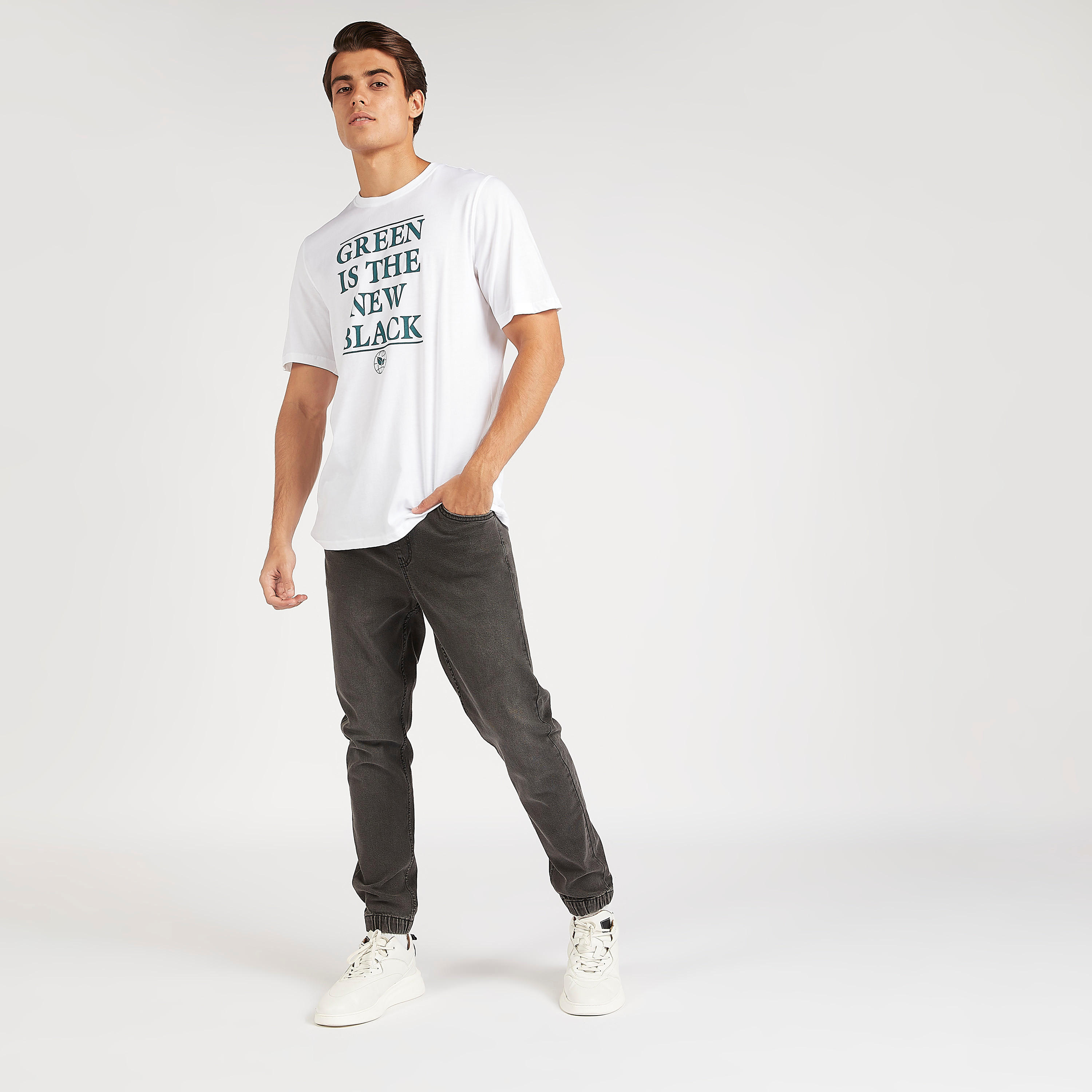 تيشيرت بياقة ضيّقة وأكمام قصيرة وطبعات شعار-men-clothing-tshirtsandpolos-tshirts-image-2