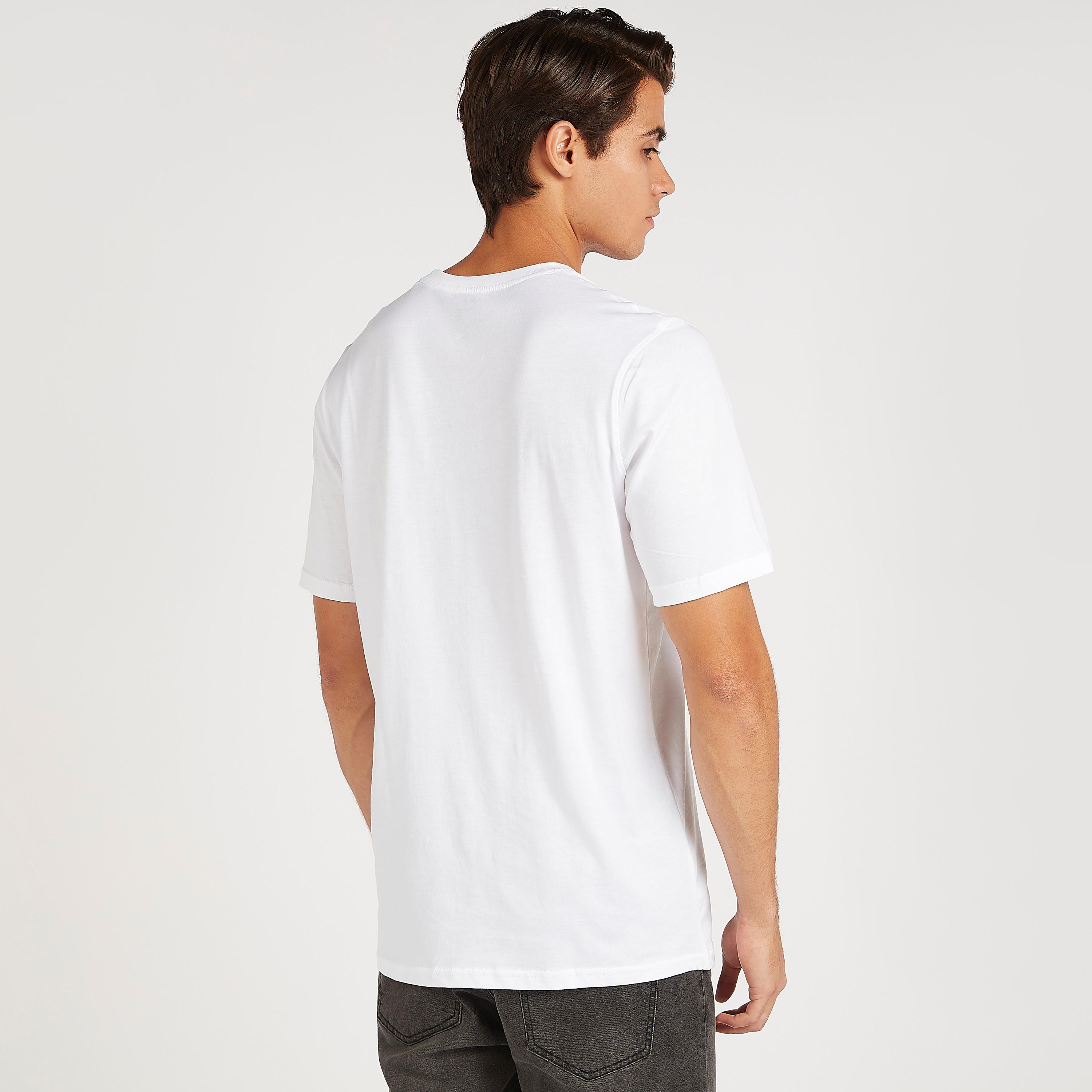 تيشيرت بياقة ضيّقة وأكمام قصيرة وطبعات شعار-men-clothing-tshirtsandpolos-tshirts-image-4