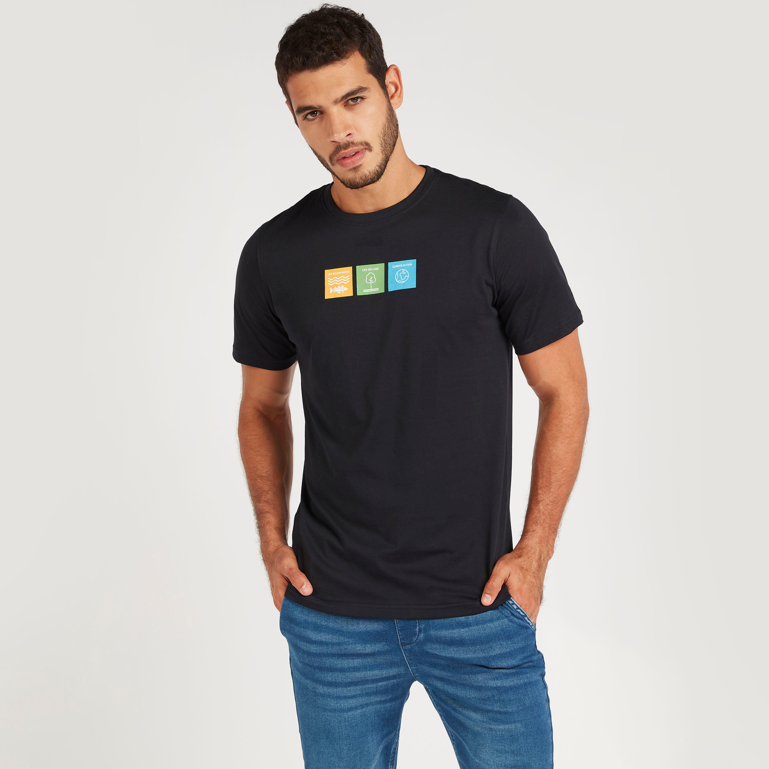 تيشيرت بياقة ضيّقة وأكمام قصيرة وطبعات-men-clothing-tshirtsandpolos-tshirts-image-1