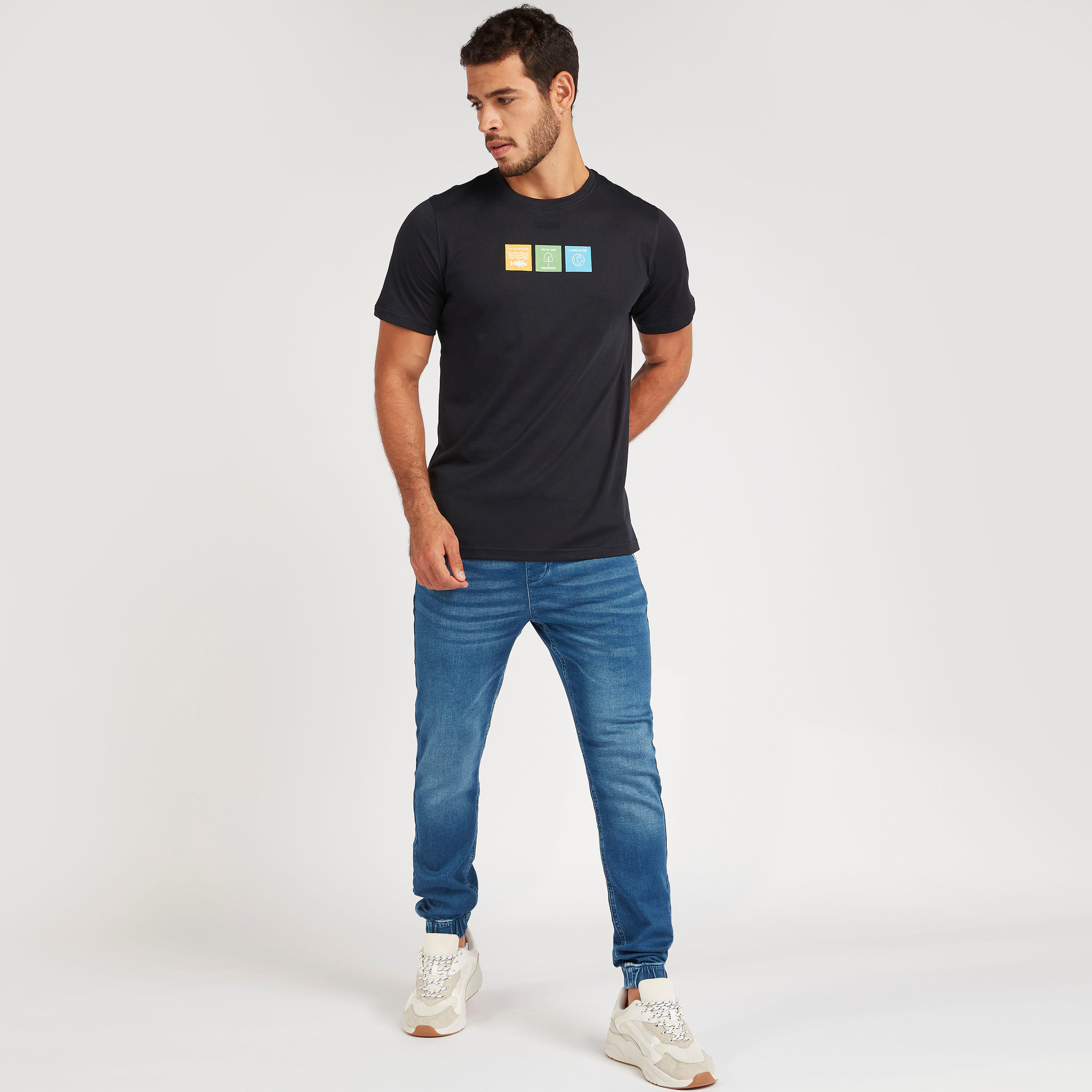 تيشيرت بياقة ضيّقة وأكمام قصيرة وطبعات-men-clothing-tshirtsandpolos-tshirts-image-2