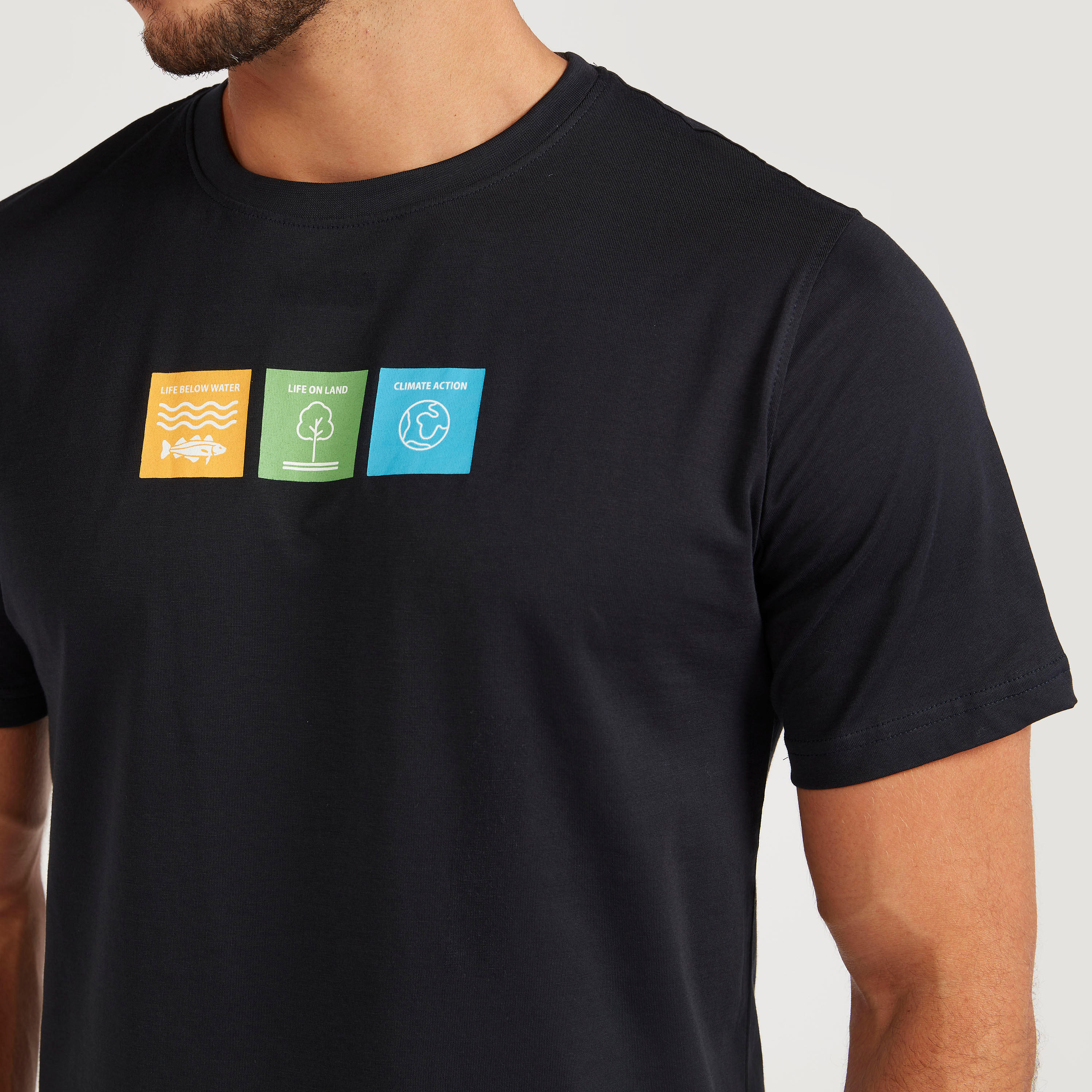 تيشيرت بياقة ضيّقة وأكمام قصيرة وطبعات-men-clothing-tshirtsandpolos-tshirts-image-3