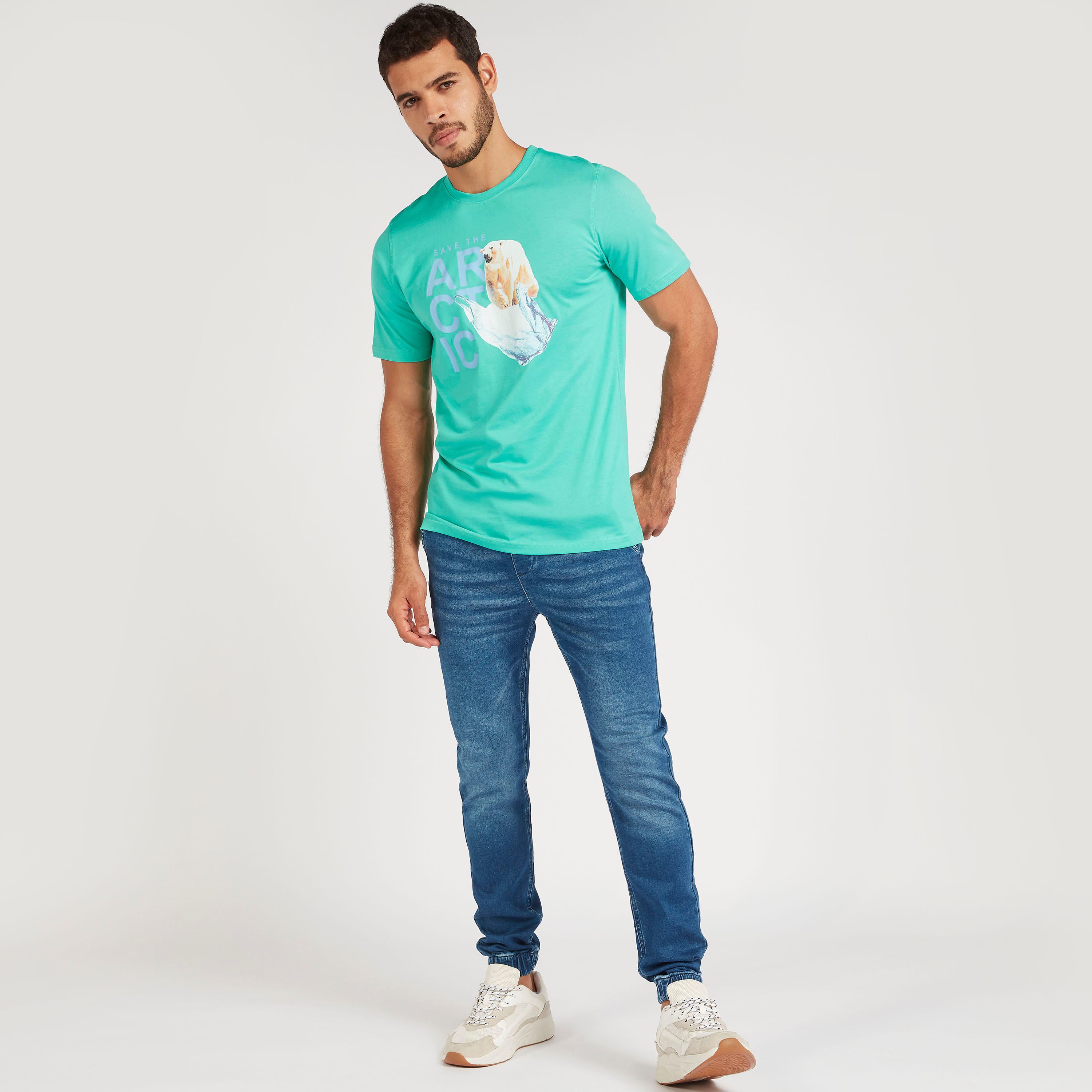 تيشيرت بياقة ضيّقة وأكمام قصيرة وطبعات-men-clothing-tshirtsandpolos-tshirts-image-2