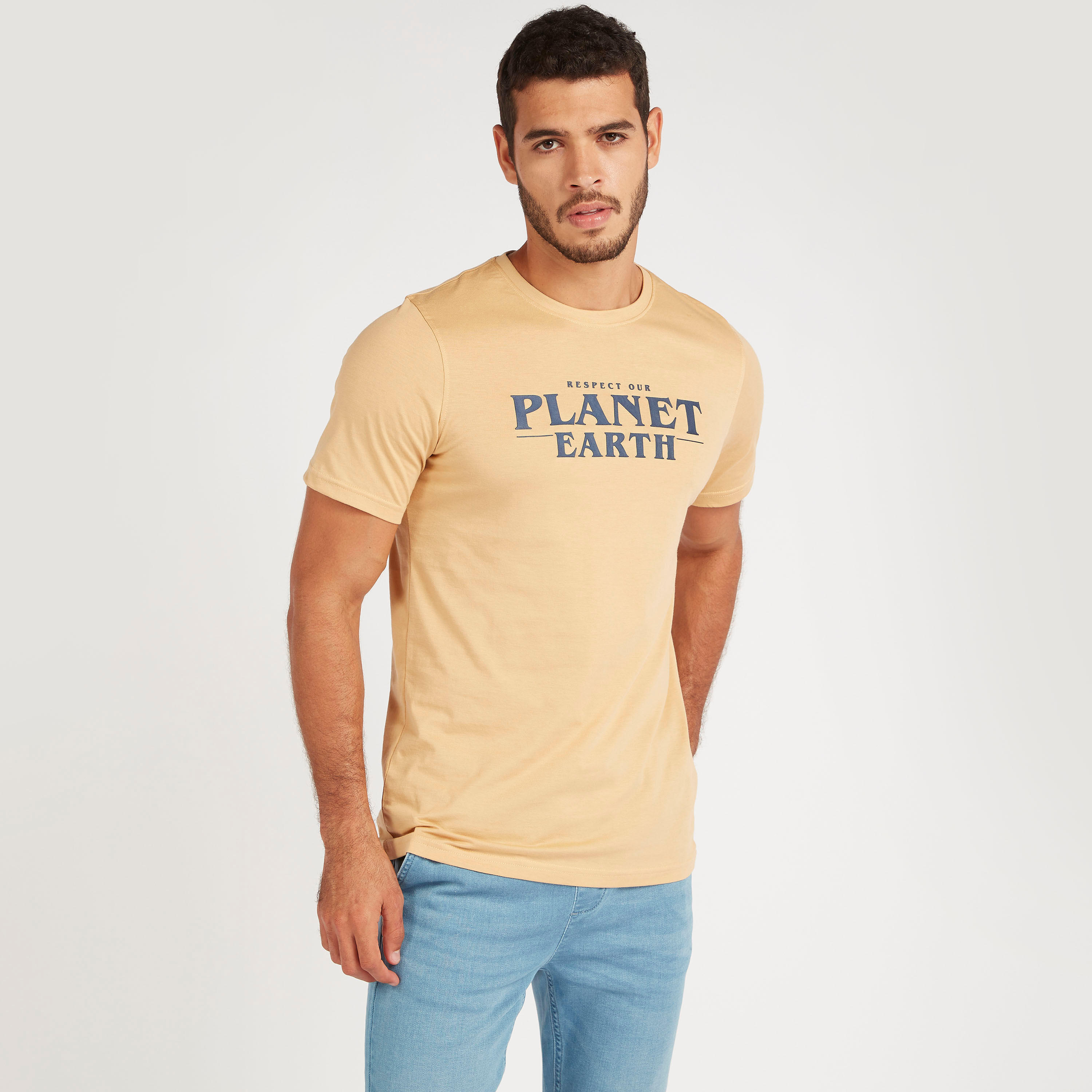 تيشيرت بياقة ضيّقة وأكمام قصيرة وطبعات-men-clothing-tshirtsandpolos-tshirts-image-1