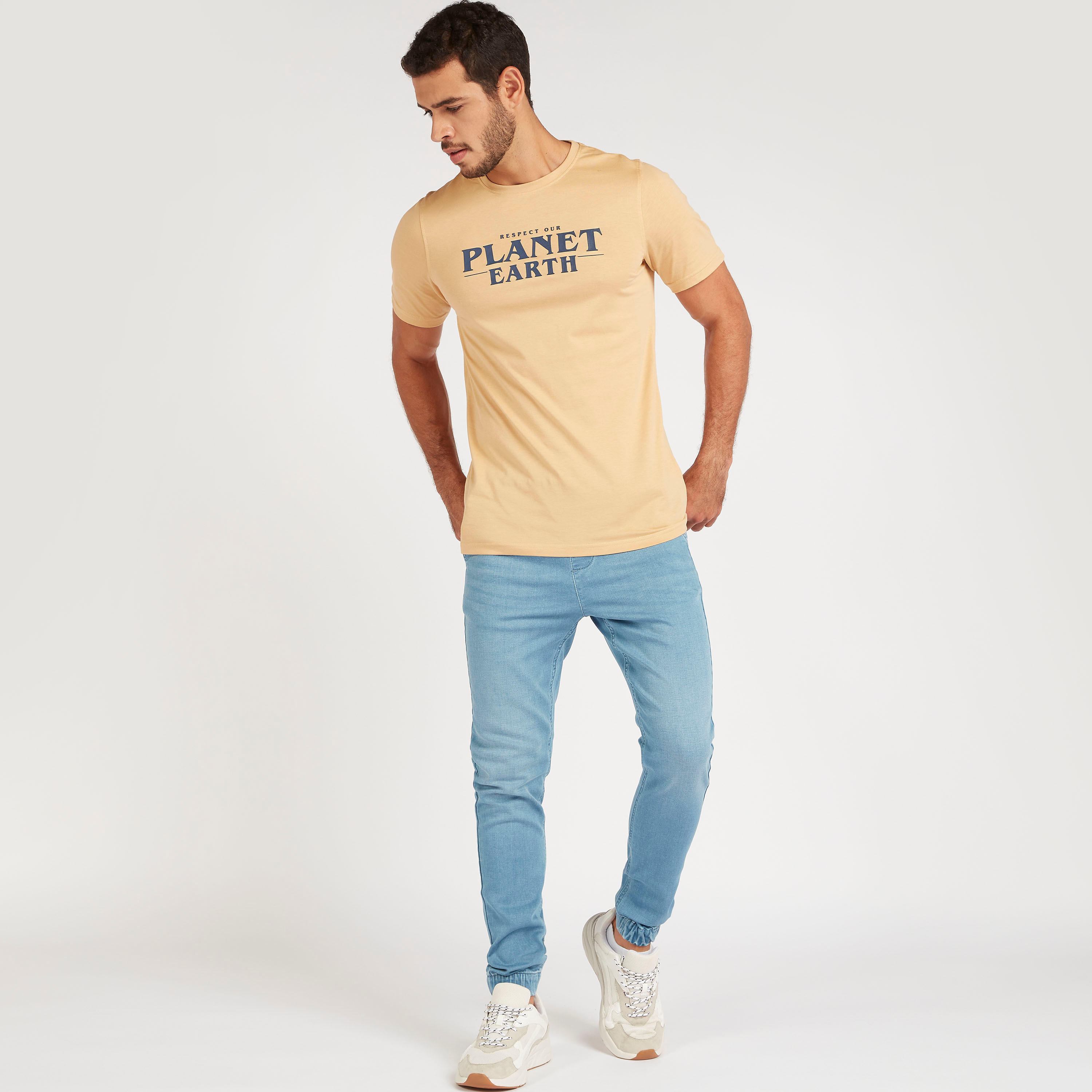 تيشيرت بياقة ضيّقة وأكمام قصيرة وطبعات-men-clothing-tshirtsandpolos-tshirts-image-2