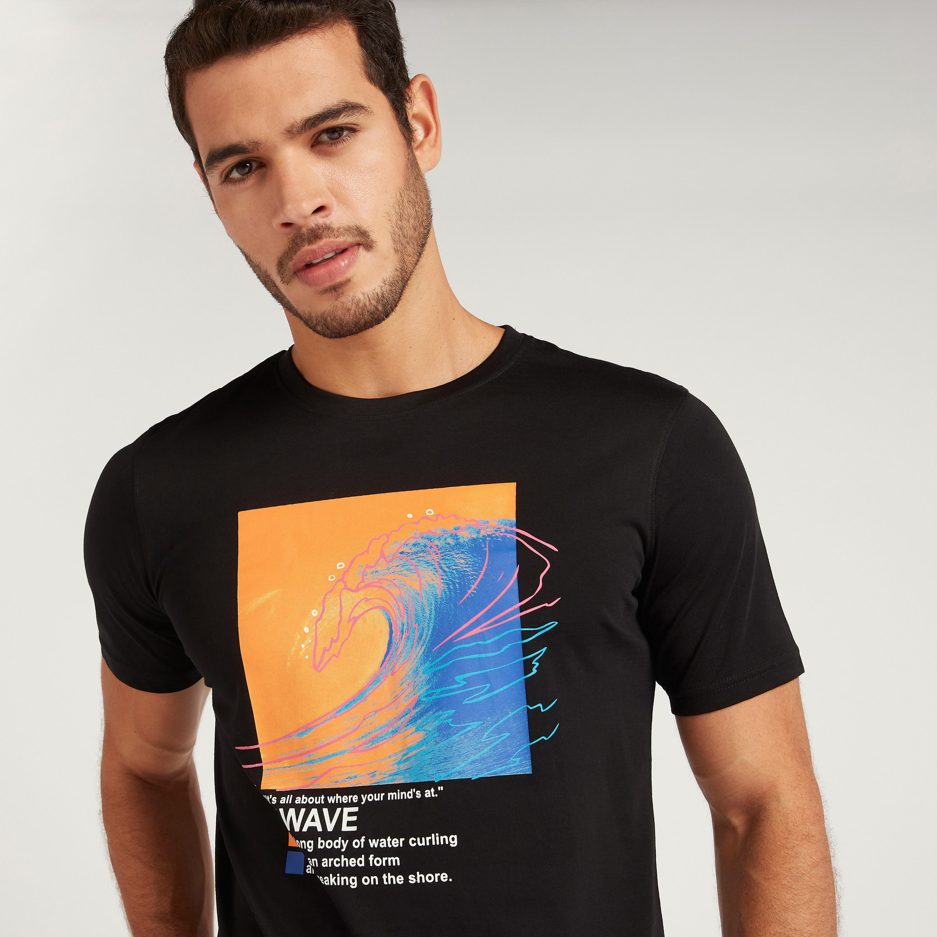 تيشيرت بياقة ضيّقة وأكمام قصيرة وطبعات-men-clothing-tshirtsandpolos-tshirts-image-4