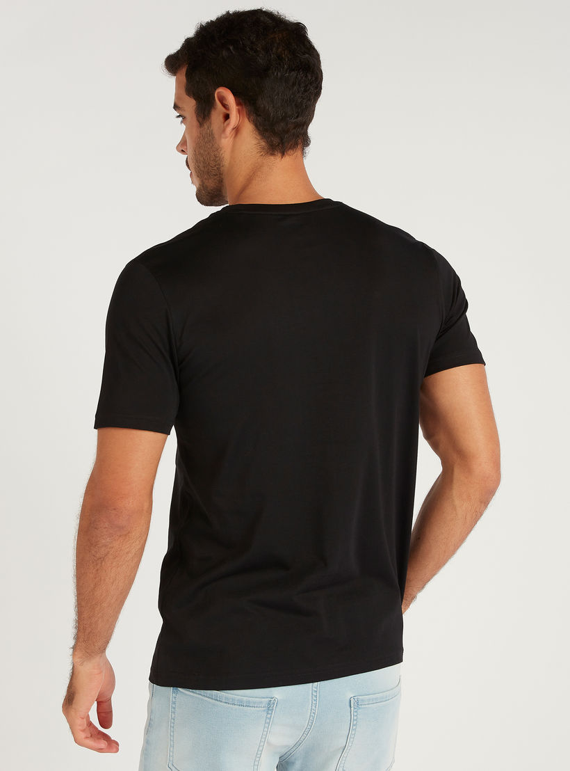 تيشيرت بياقة ضيّقة وأكمام قصيرة وطبعات-men-clothing-tshirtsandpolos-tshirts-image-3