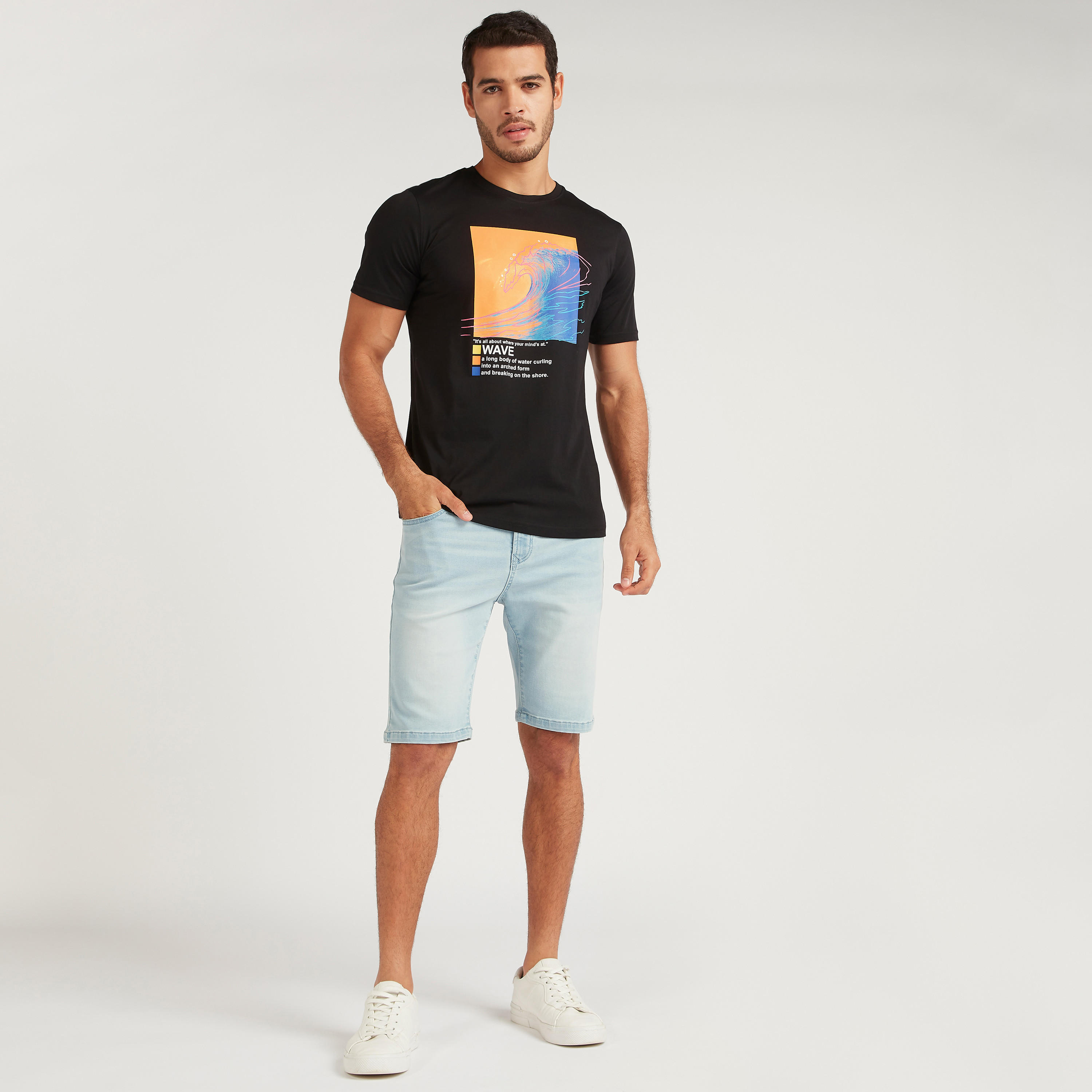 تيشيرت بياقة ضيّقة وأكمام قصيرة وطبعات-men-clothing-tshirtsandpolos-tshirts-image-2