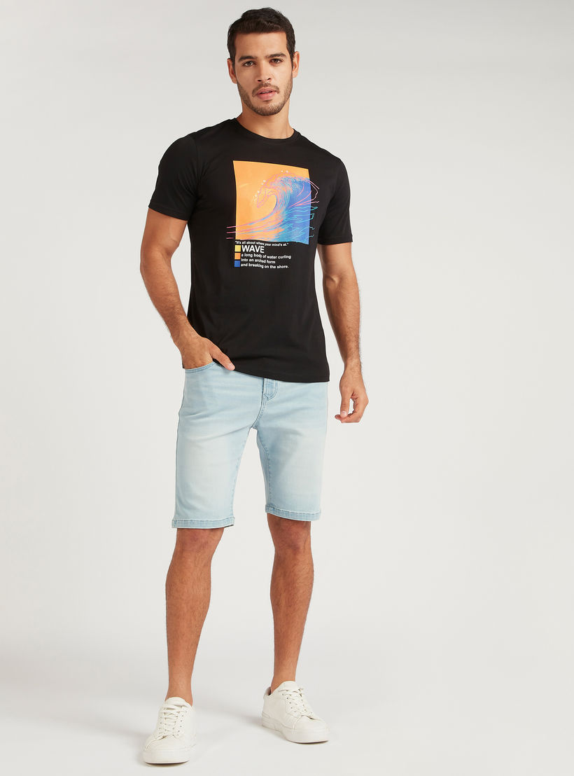 تيشيرت بياقة ضيّقة وأكمام قصيرة وطبعات-men-clothing-tshirtsandpolos-tshirts-image-2