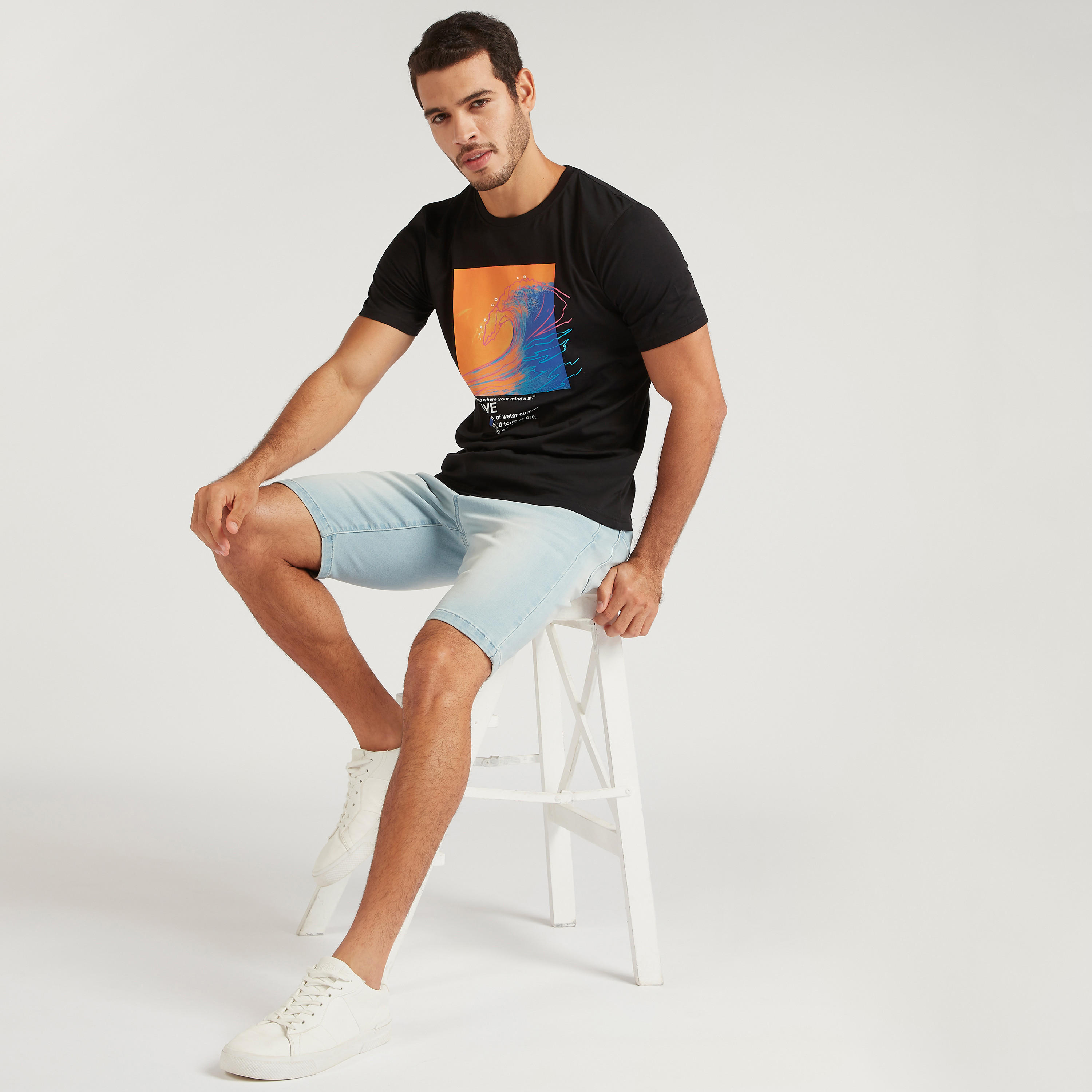 تيشيرت بياقة ضيّقة وأكمام قصيرة وطبعات-men-clothing-tshirtsandpolos-tshirts-image-1