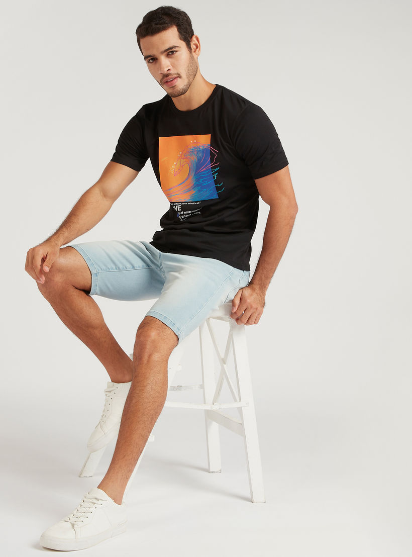 تيشيرت بياقة ضيّقة وأكمام قصيرة وطبعات-men-clothing-tshirtsandpolos-tshirts-image-1