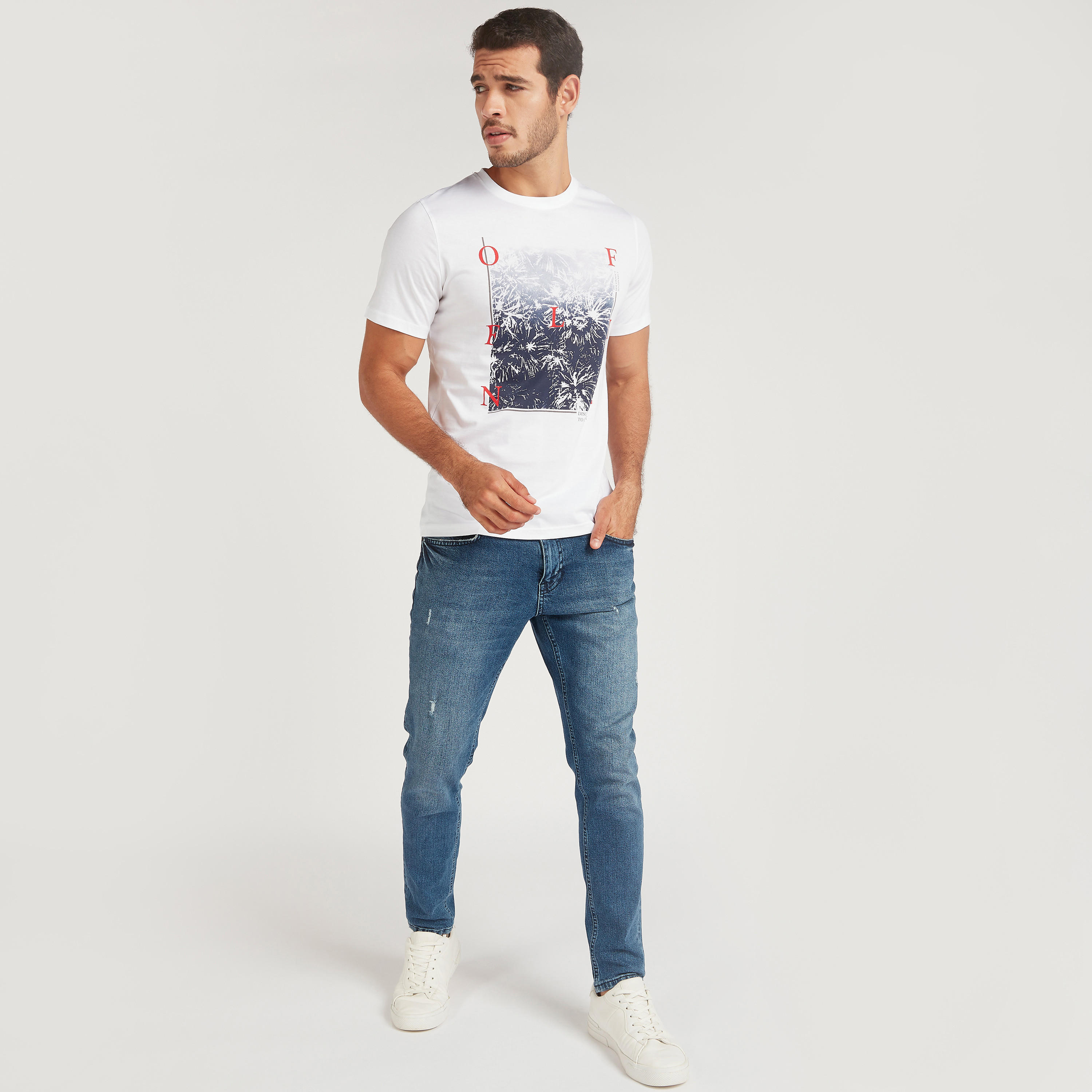 تيشيرت بياقة ضيّقة وأكمام قصيرة وطبعات-men-clothing-tshirtsandpolos-tshirts-image-2
