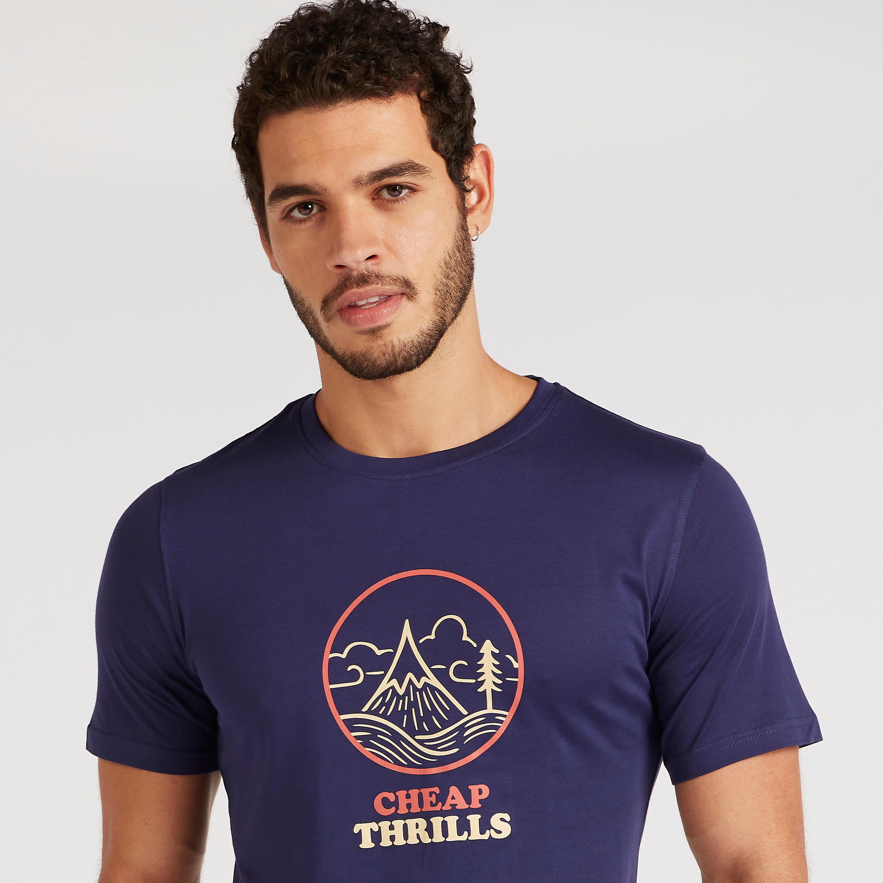 تيشيرت بياقة ضيقة وأكمام قصيرة وطبعات-men-clothing-tshirtsandpolos-tshirts-image-2