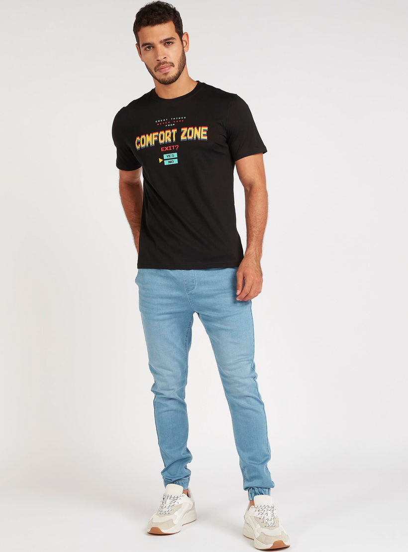 تيشيرت بياقة ضيّقة وأكمام قصيرة وطبعات-men-clothing-tshirtsandpolos-tshirts-image-4