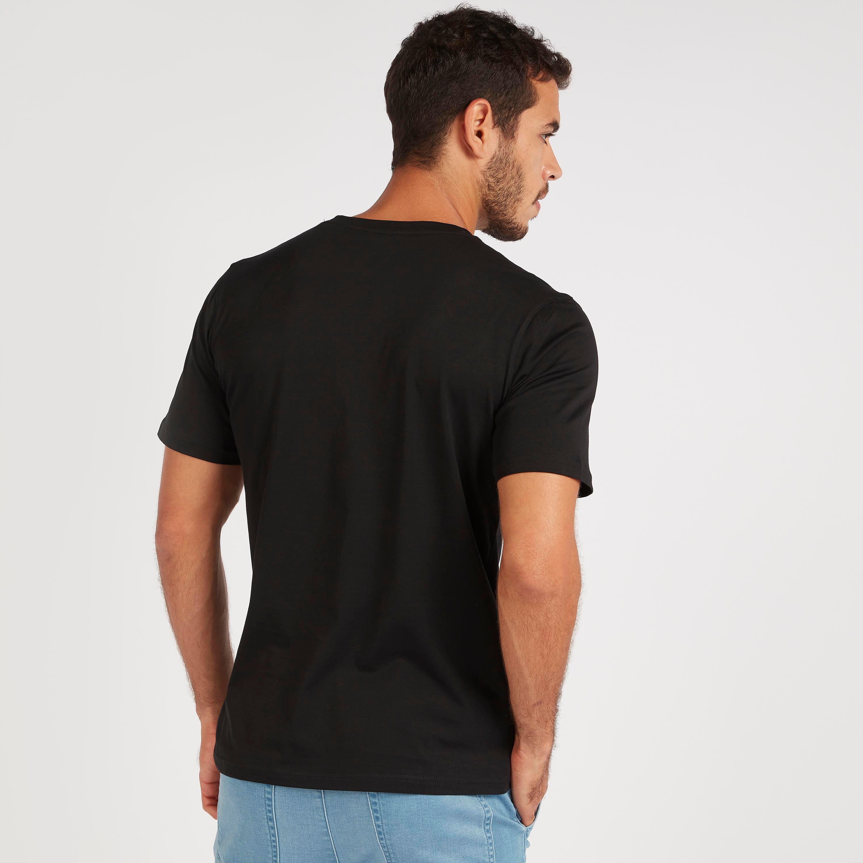 تيشيرت بياقة ضيّقة وأكمام قصيرة وطبعات-men-clothing-tshirtsandpolos-tshirts-image-2