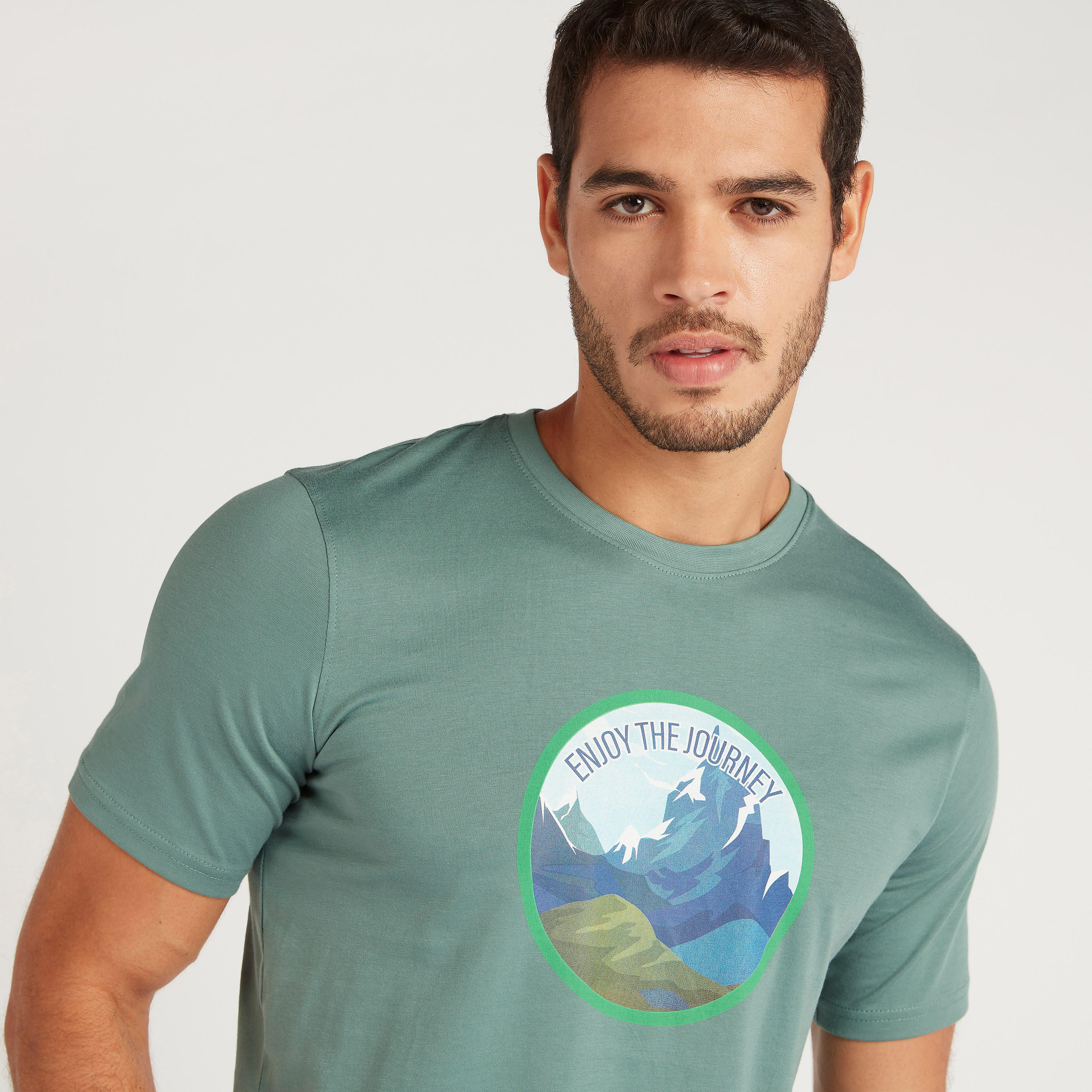 تيشيرت بياقة ضيّقة وأكمام قصيرة وطبعات-men-clothing-tshirtsandpolos-tshirts-image-2