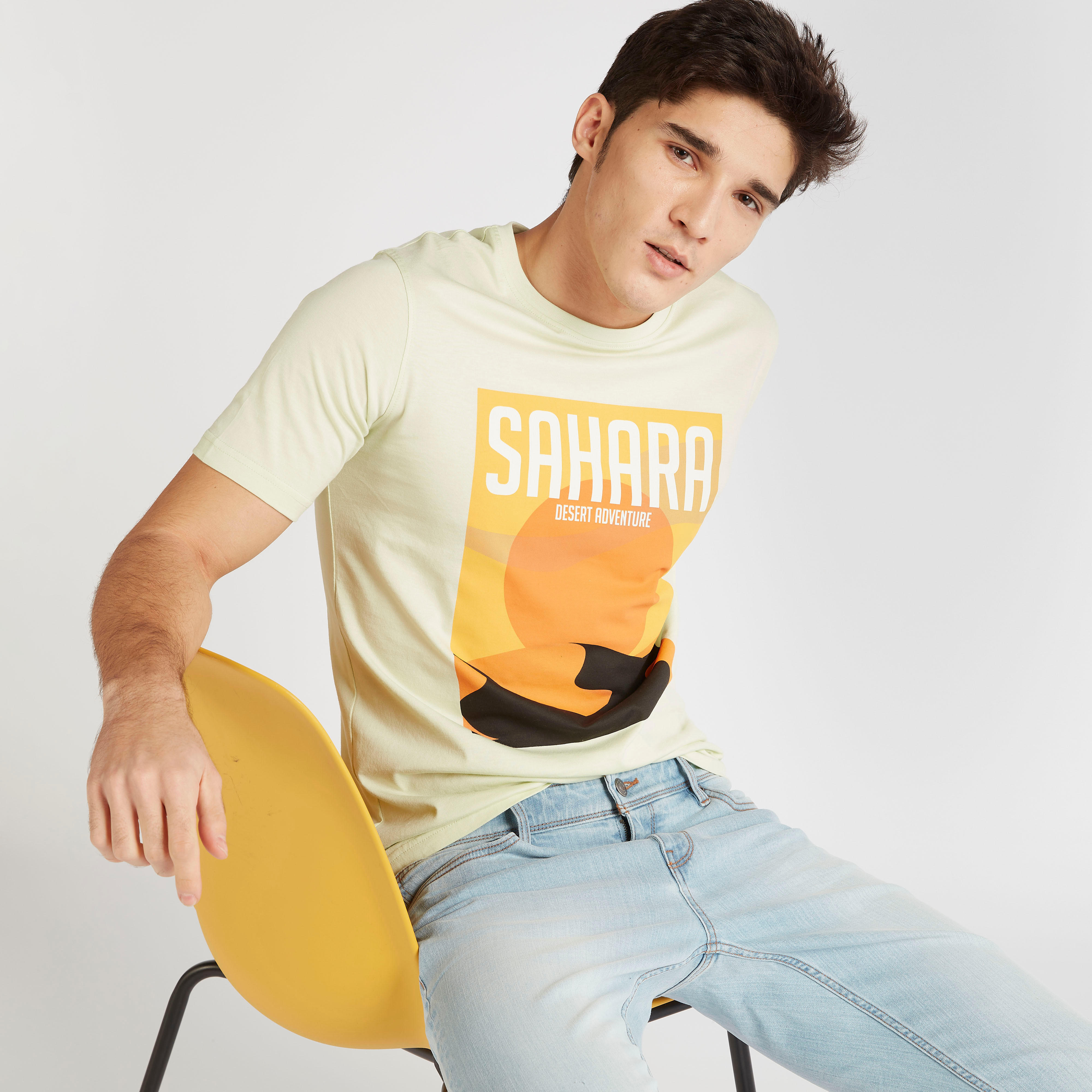 تيشيرت بياقة ضيّقة وأكمام قصيرة وطبعات-men-clothing-tshirtsandpolos-tshirts-image-1