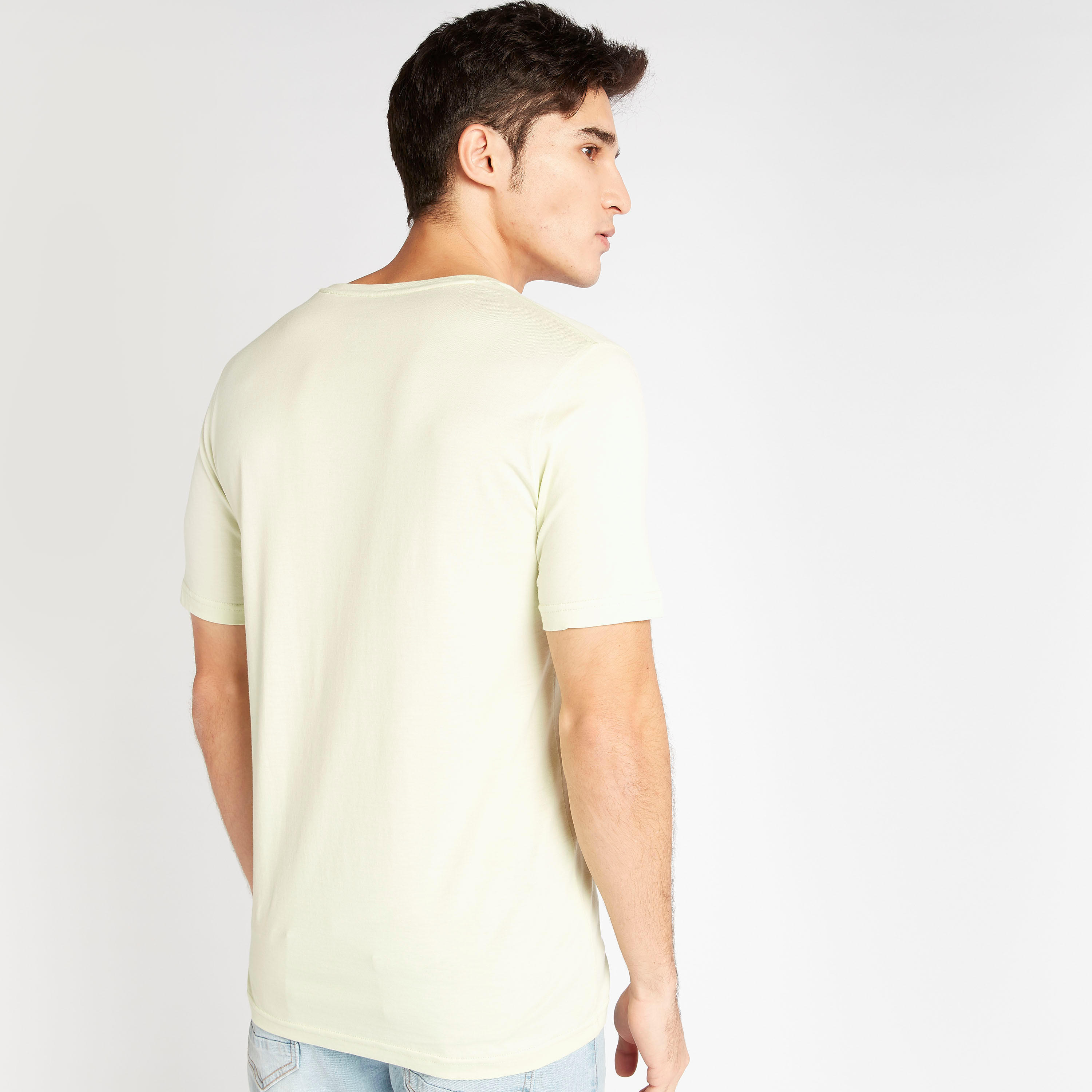تيشيرت بياقة ضيّقة وأكمام قصيرة وطبعات-men-clothing-tshirtsandpolos-tshirts-image-4