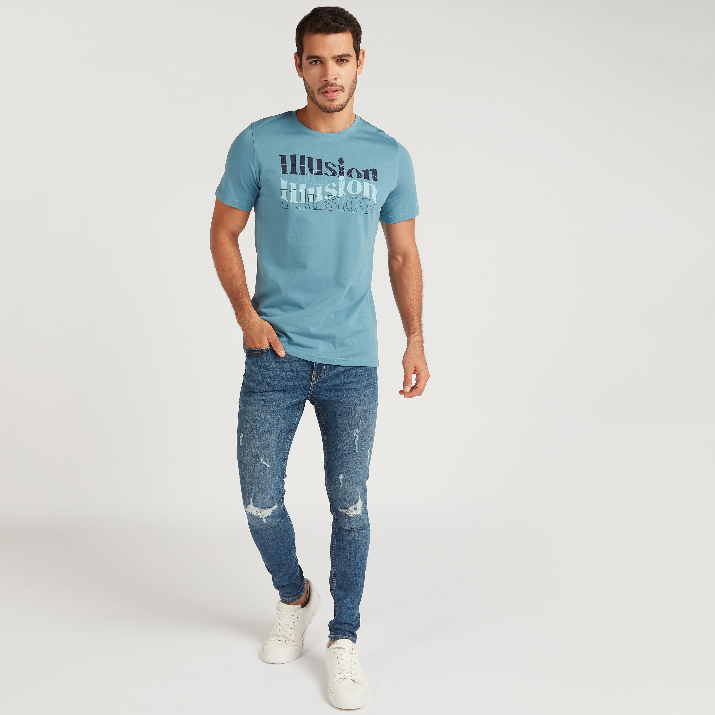 تيشيرت بياقة ضيّقة وأكمام قصيرة وطبعات-men-clothing-tshirtsandpolos-tshirts-image-2