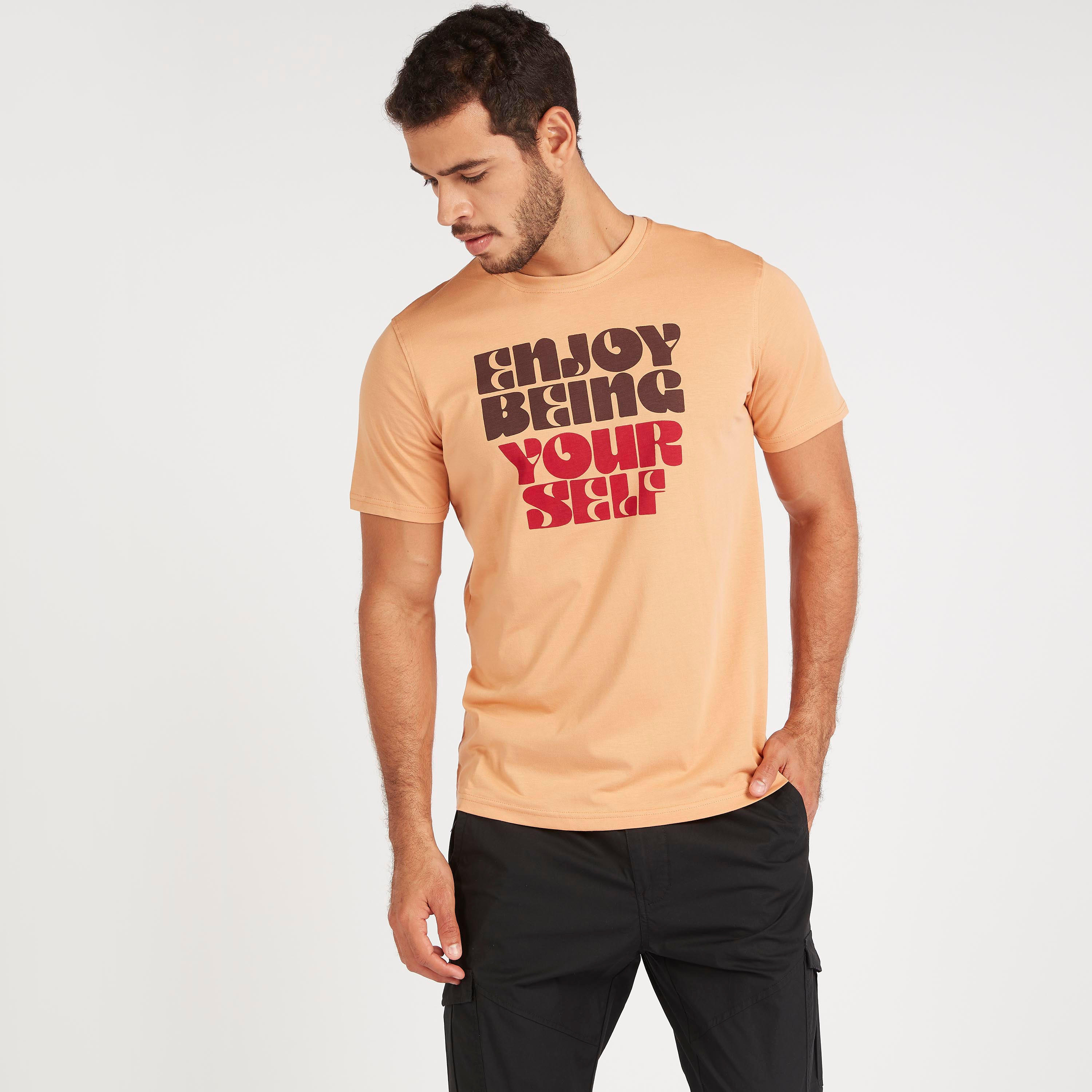تيشيرت بياقة ضيّقة وأكمام قصيرة وطبعات-men-clothing-tshirtsandpolos-tshirts-image-1
