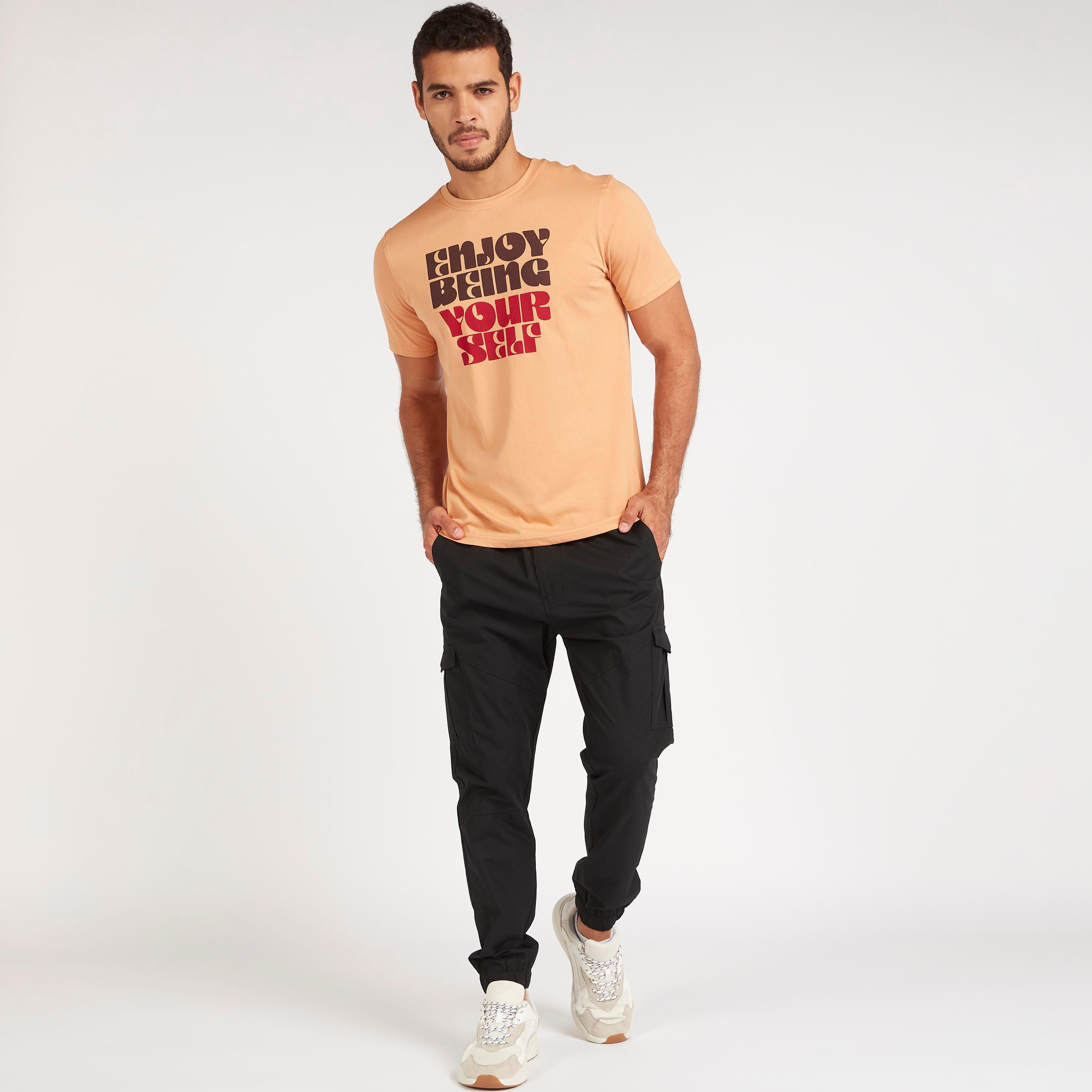 تيشيرت بياقة ضيّقة وأكمام قصيرة وطبعات-men-clothing-tshirtsandpolos-tshirts-image-2
