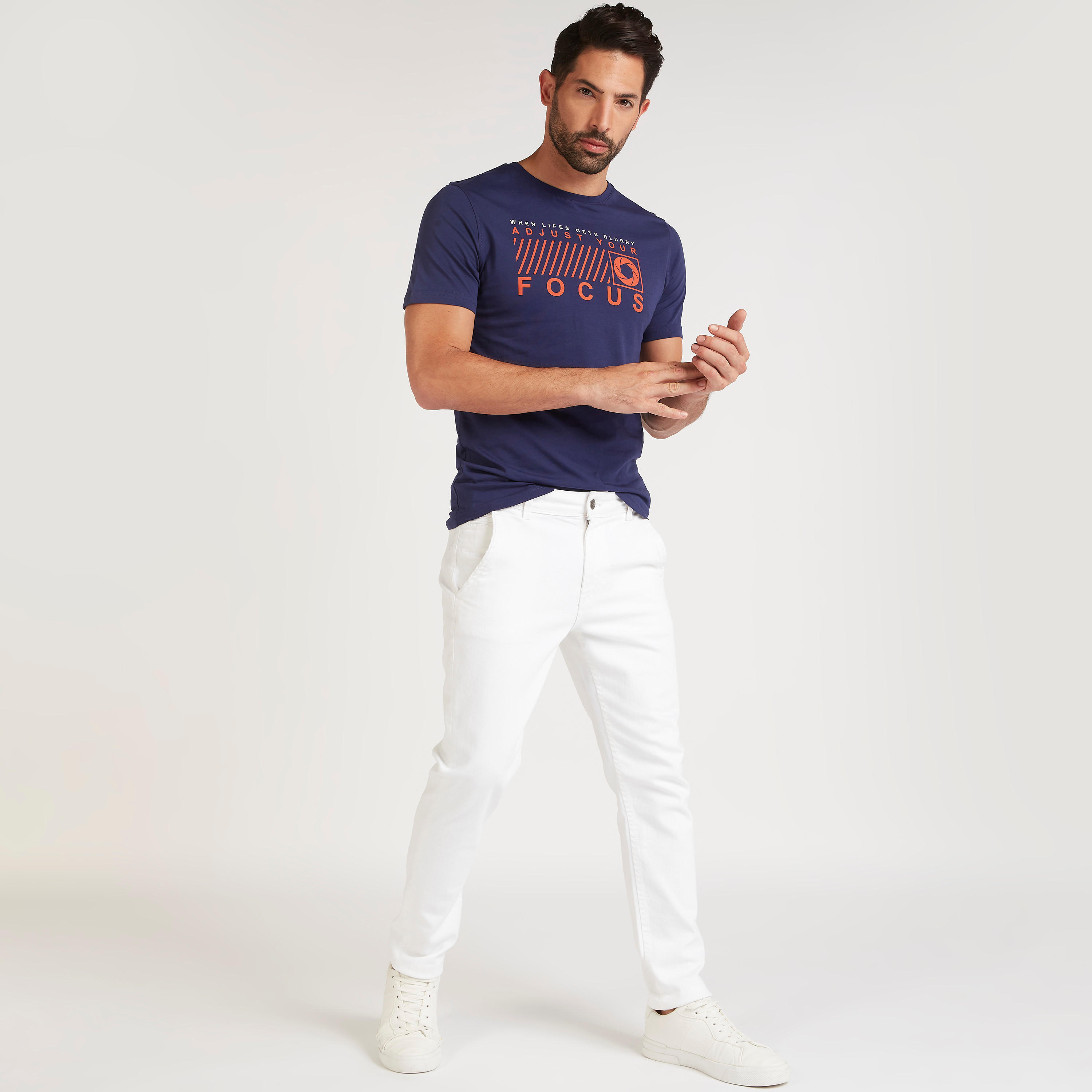 تيشيرت بياقة ضيّقة وأكمام قصيرة وطبعات-men-clothing-tshirtsandpolos-tshirts-image-2