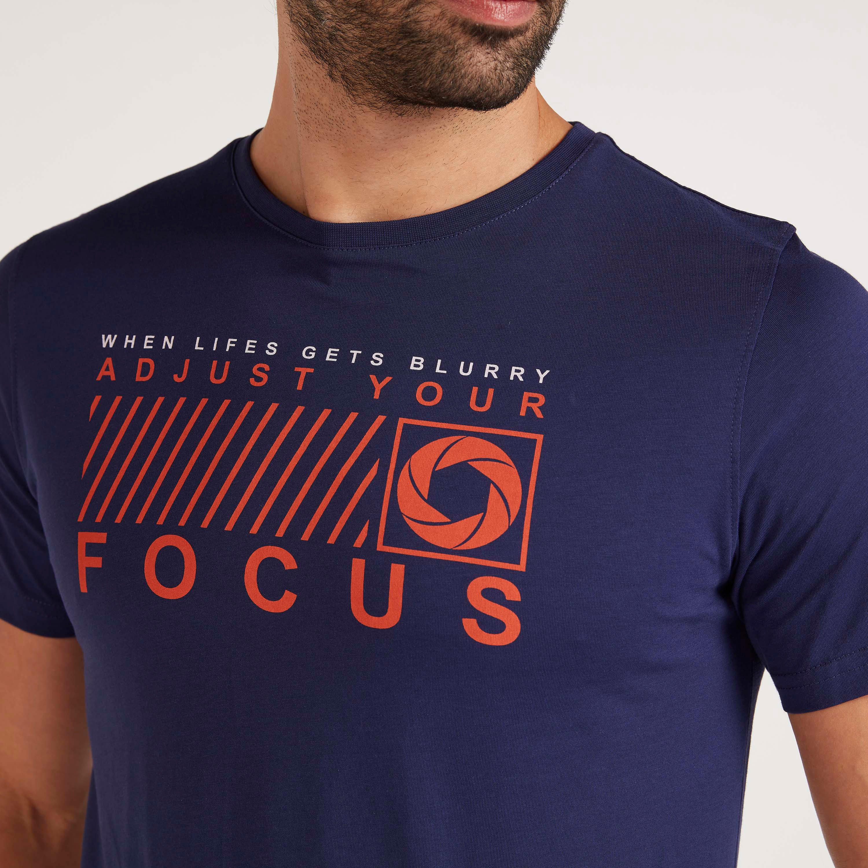 تيشيرت بياقة ضيّقة وأكمام قصيرة وطبعات-men-clothing-tshirtsandpolos-tshirts-image-3