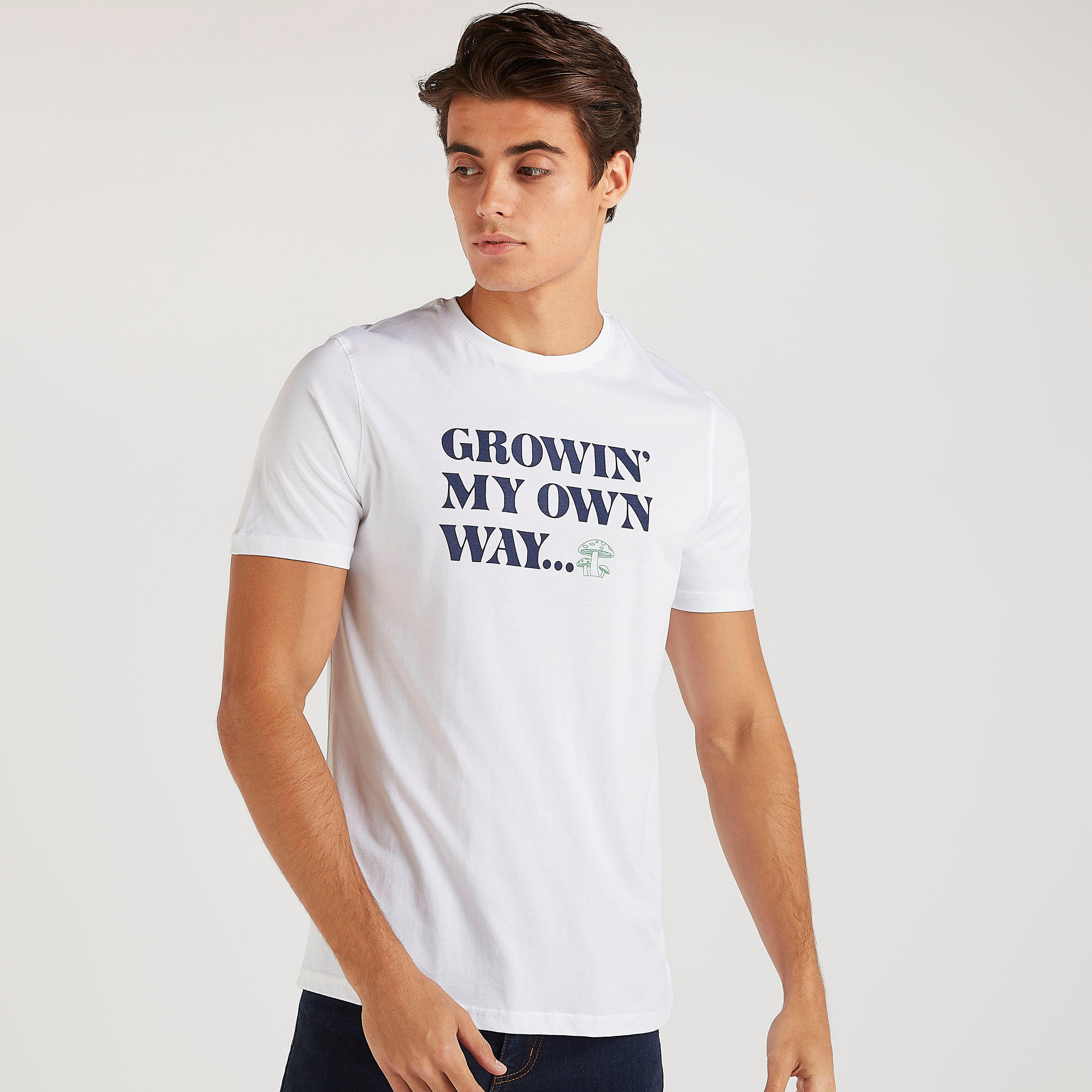 تيشيرت بياقة ضيّقة وأكمام قصيرة وطبعات تايبوجرافيك-men-clothing-tshirtsandpolos-tshirts-image-1