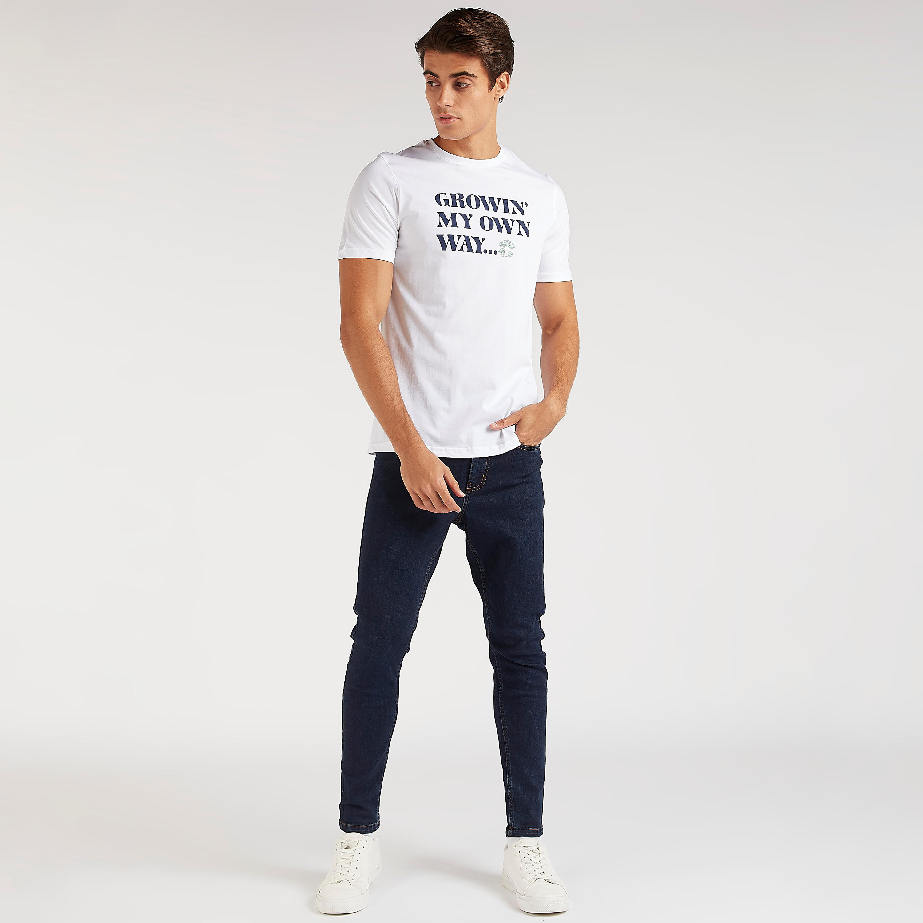 تيشيرت بياقة ضيّقة وأكمام قصيرة وطبعات تايبوجرافيك-men-clothing-tshirtsandpolos-tshirts-image-2
