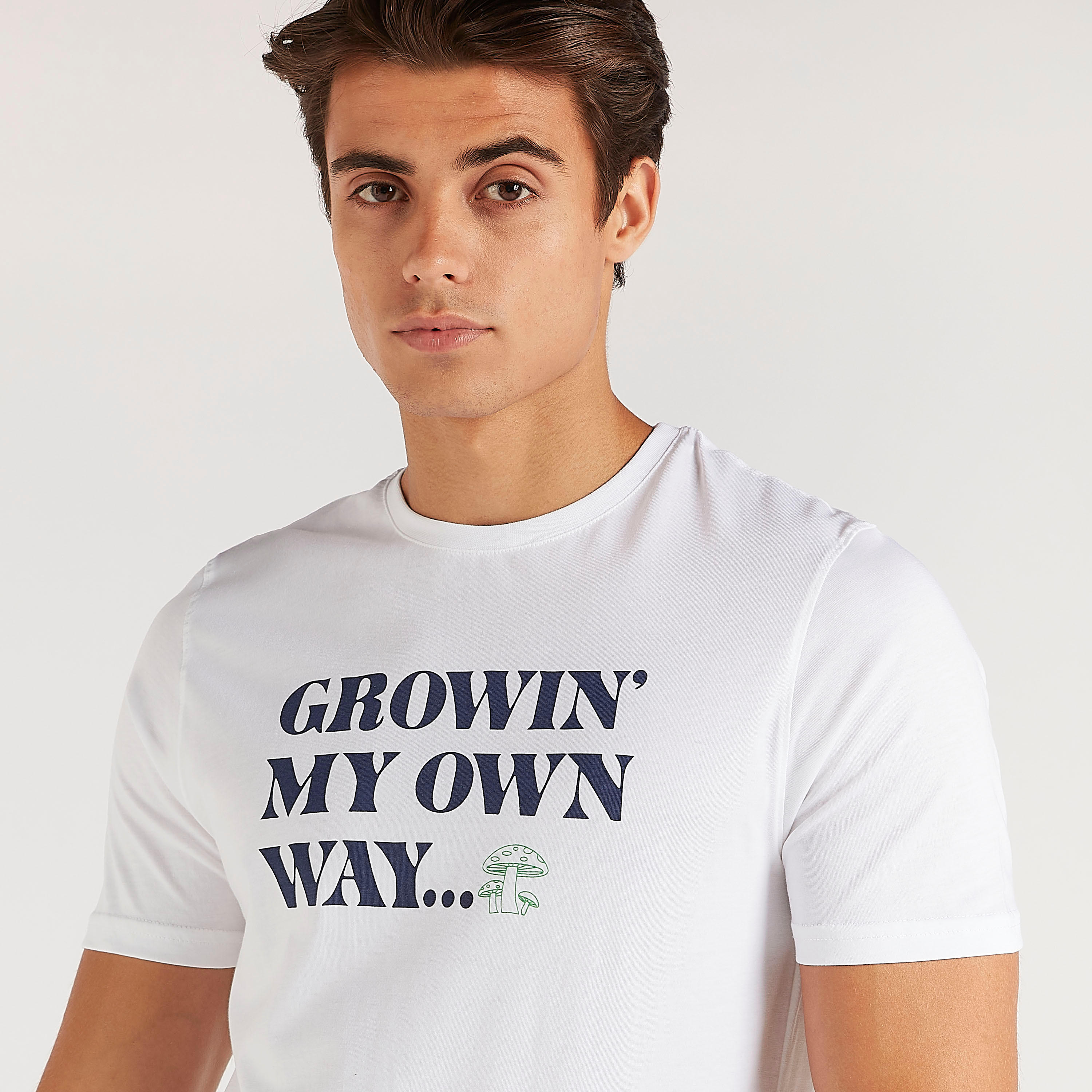 تيشيرت بياقة ضيّقة وأكمام قصيرة وطبعات تايبوجرافيك-men-clothing-tshirtsandpolos-tshirts-image-3