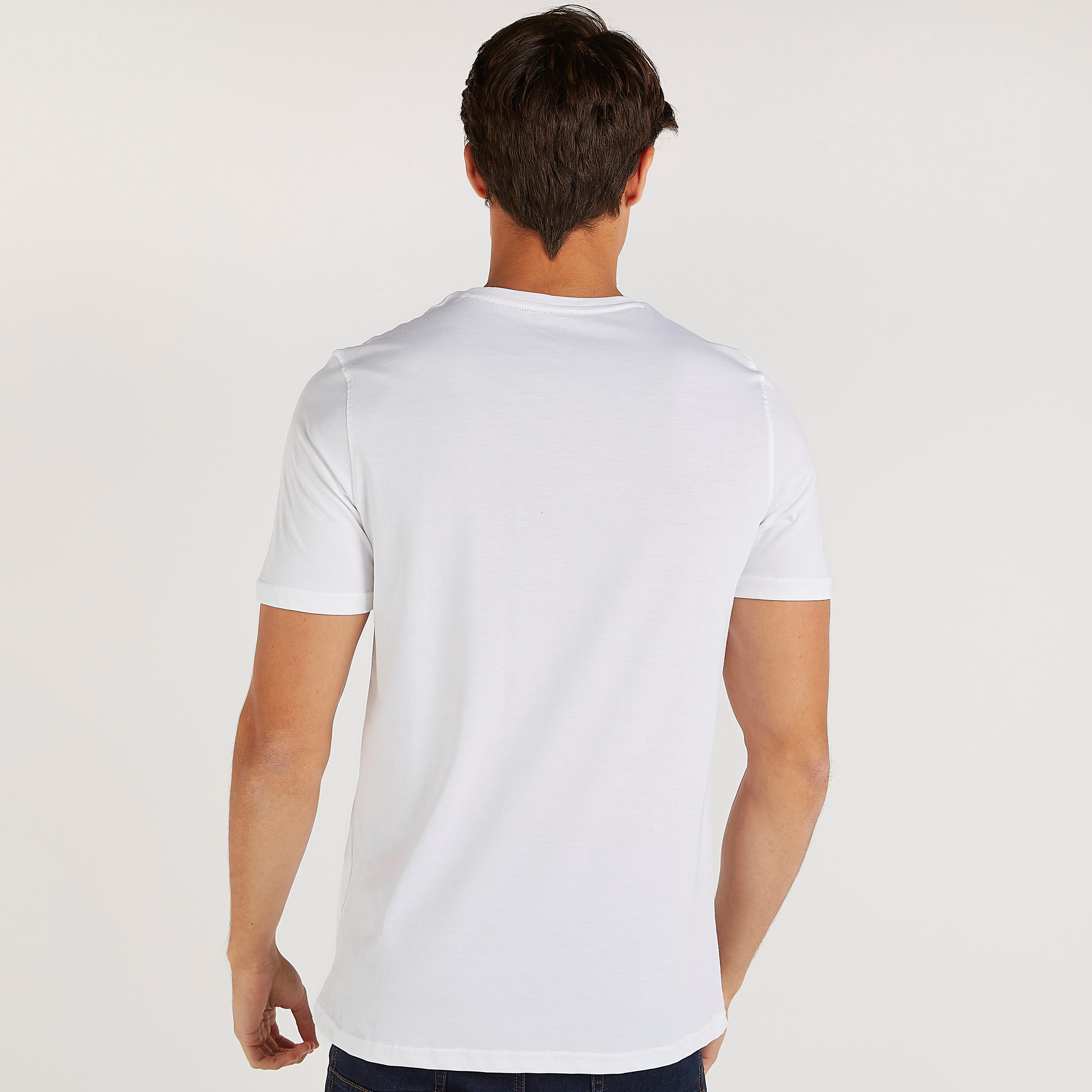 تيشيرت بياقة ضيّقة وأكمام قصيرة وطبعات تايبوجرافيك-men-clothing-tshirtsandpolos-tshirts-image-4
