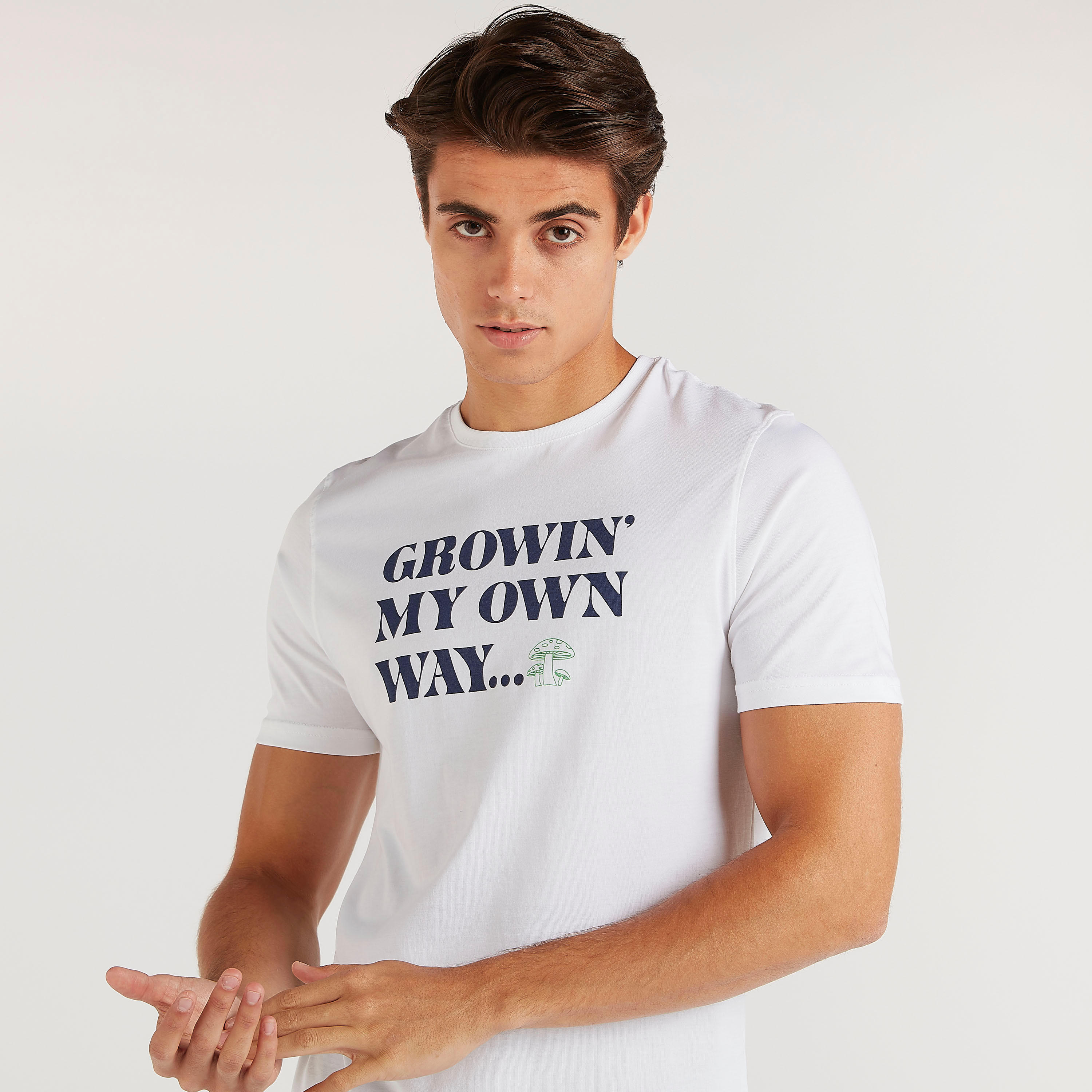 تيشيرت بياقة ضيّقة وأكمام قصيرة وطبعات تايبوجرافيك-men-clothing-tshirtsandpolos-tshirts-image-5