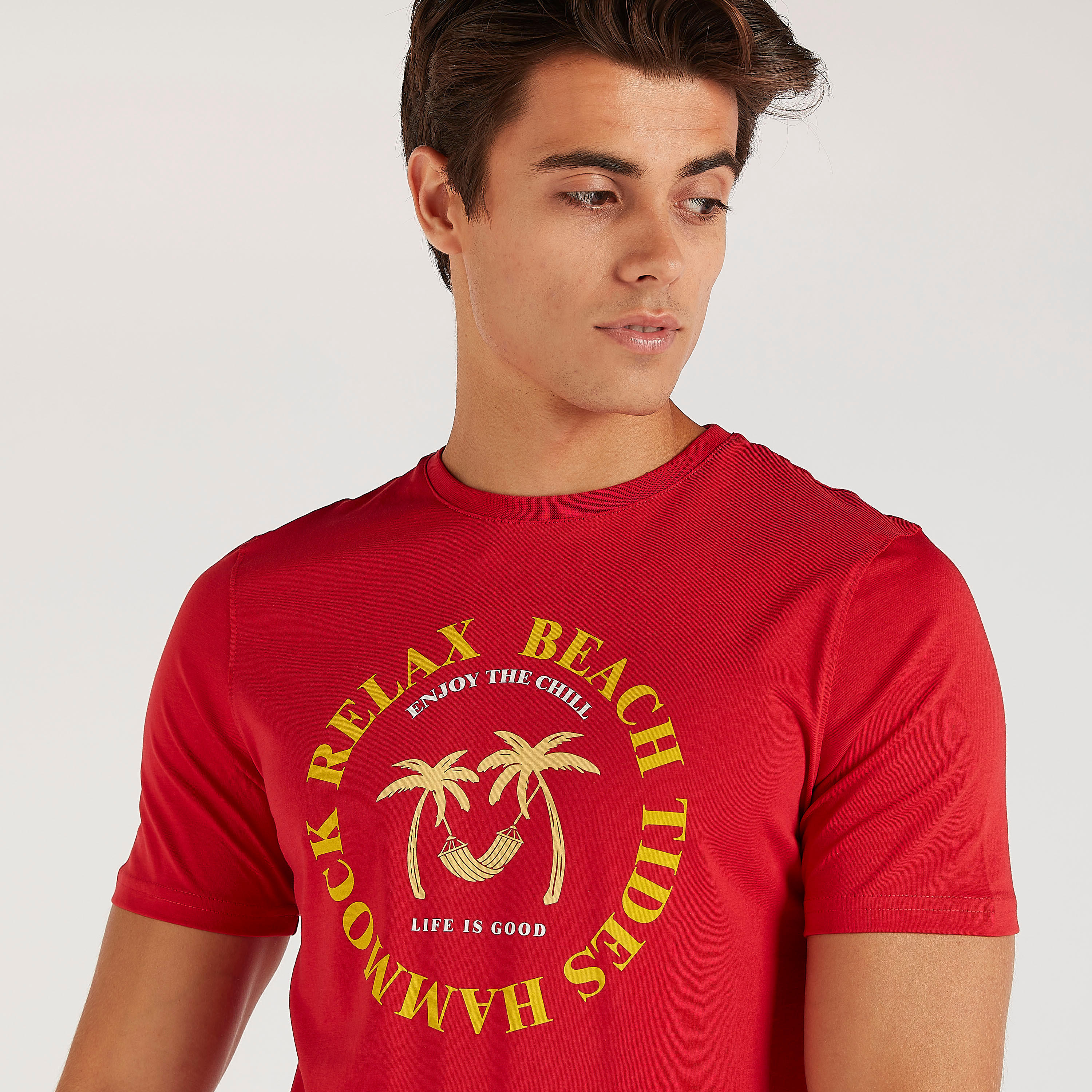 تيشيرت بياقة ضيّقة وأكمام قصيرة وطبعات-men-clothing-tshirtsandpolos-tshirts-image-3