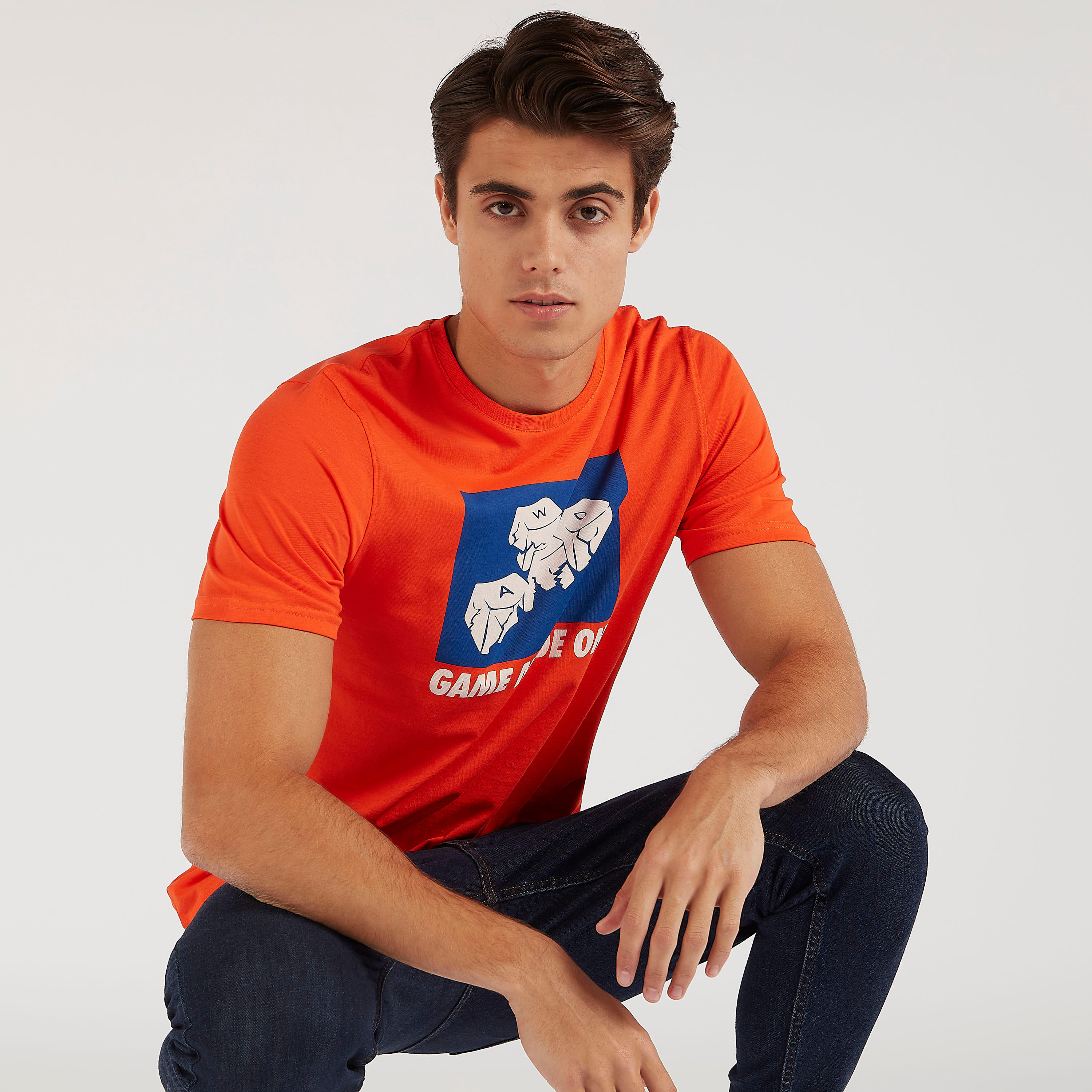 تيشيرت بياقة ضيّقة وأكمام قصيرة وطبعات-men-clothing-tshirtsandpolos-tshirts-image-1