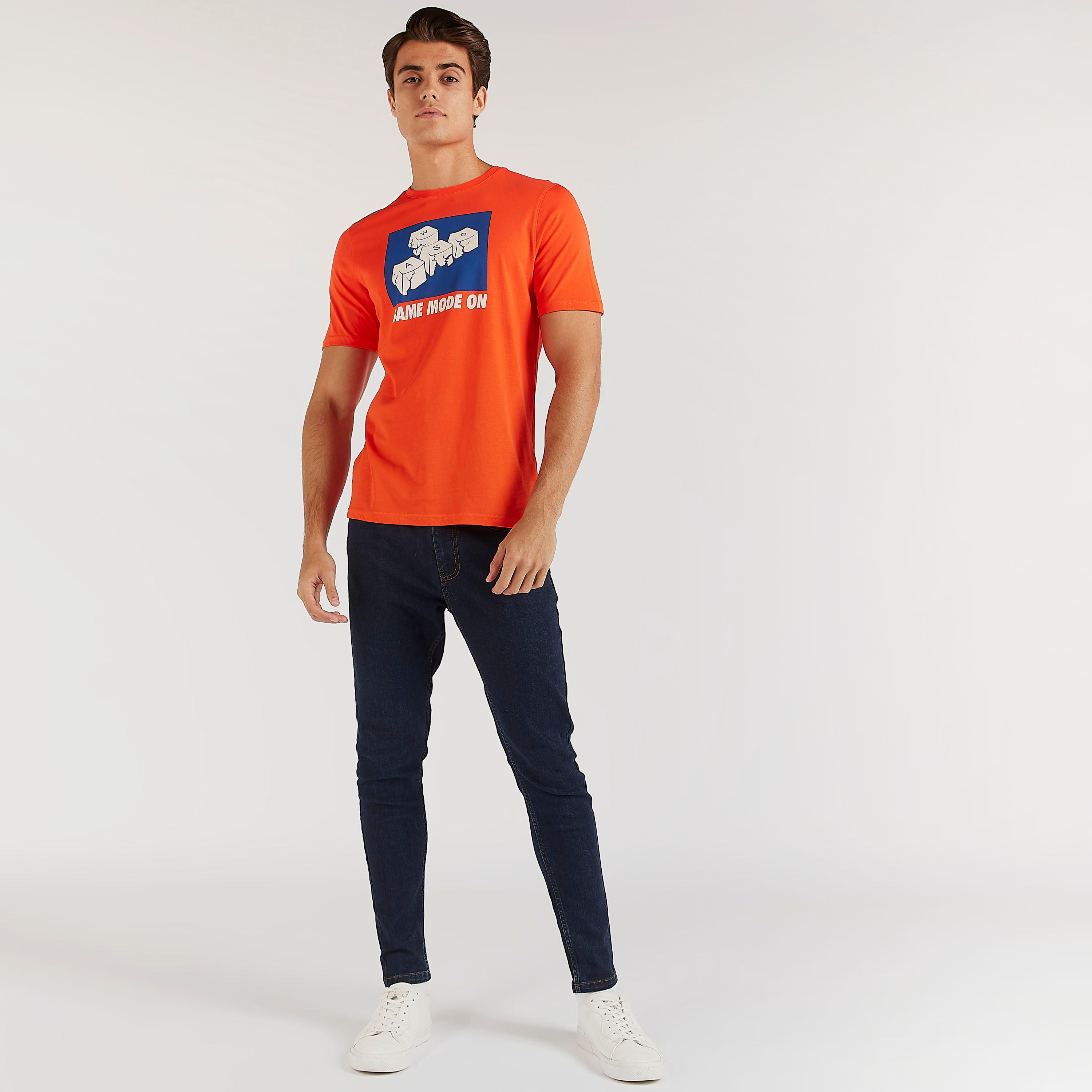 تيشيرت بياقة ضيّقة وأكمام قصيرة وطبعات-men-clothing-tshirtsandpolos-tshirts-image-2