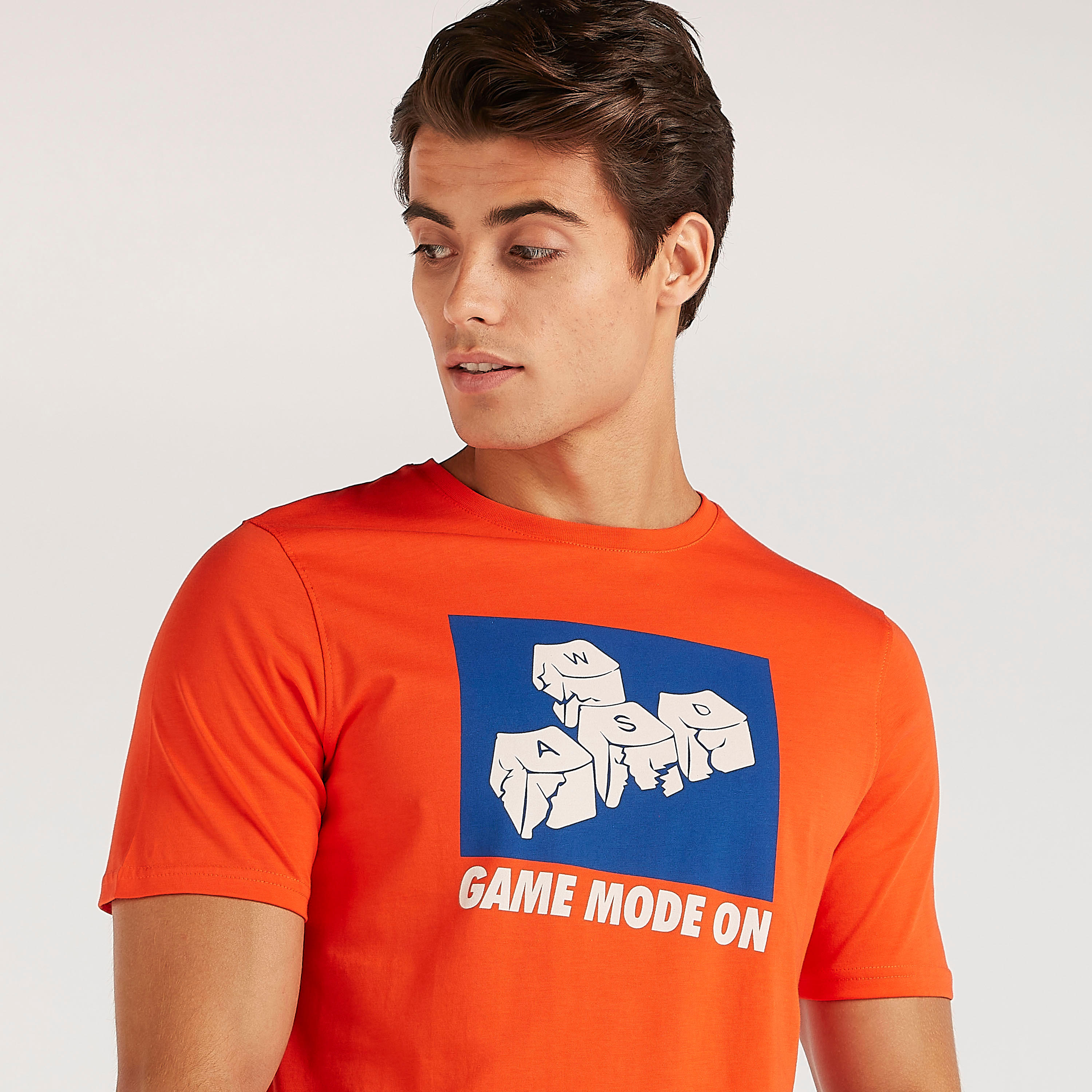 تيشيرت بياقة ضيّقة وأكمام قصيرة وطبعات-men-clothing-tshirtsandpolos-tshirts-image-3