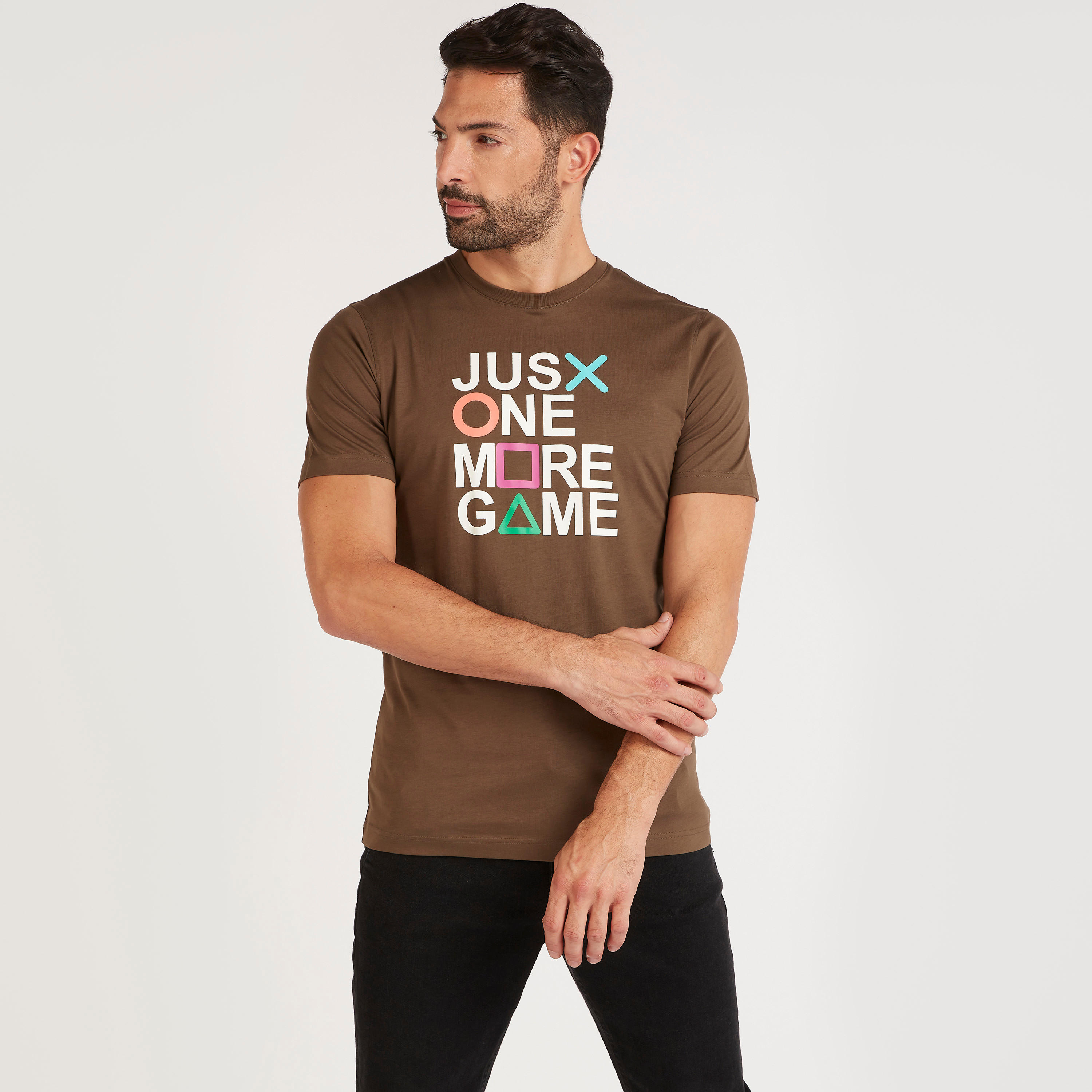 تيشيرت بياقة ضيّقة وأكمام قصيرة وطبعات-men-clothing-tshirtsandpolos-tshirts-image-1