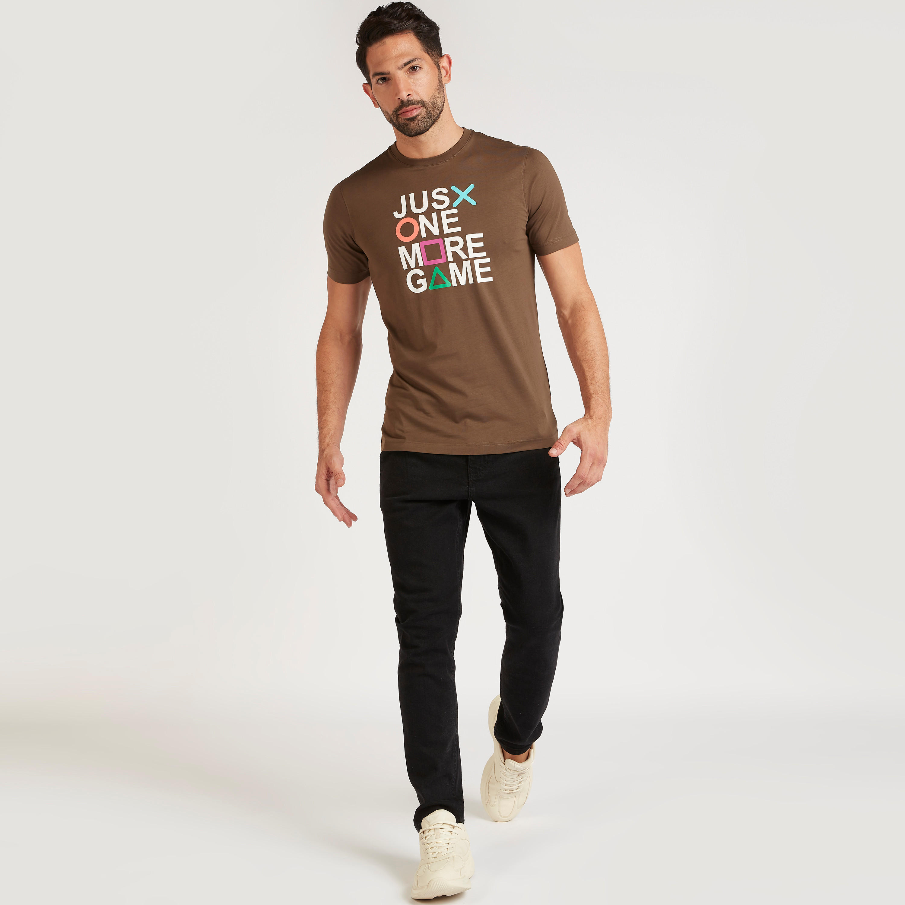 تيشيرت بياقة ضيّقة وأكمام قصيرة وطبعات-men-clothing-tshirtsandpolos-tshirts-image-2