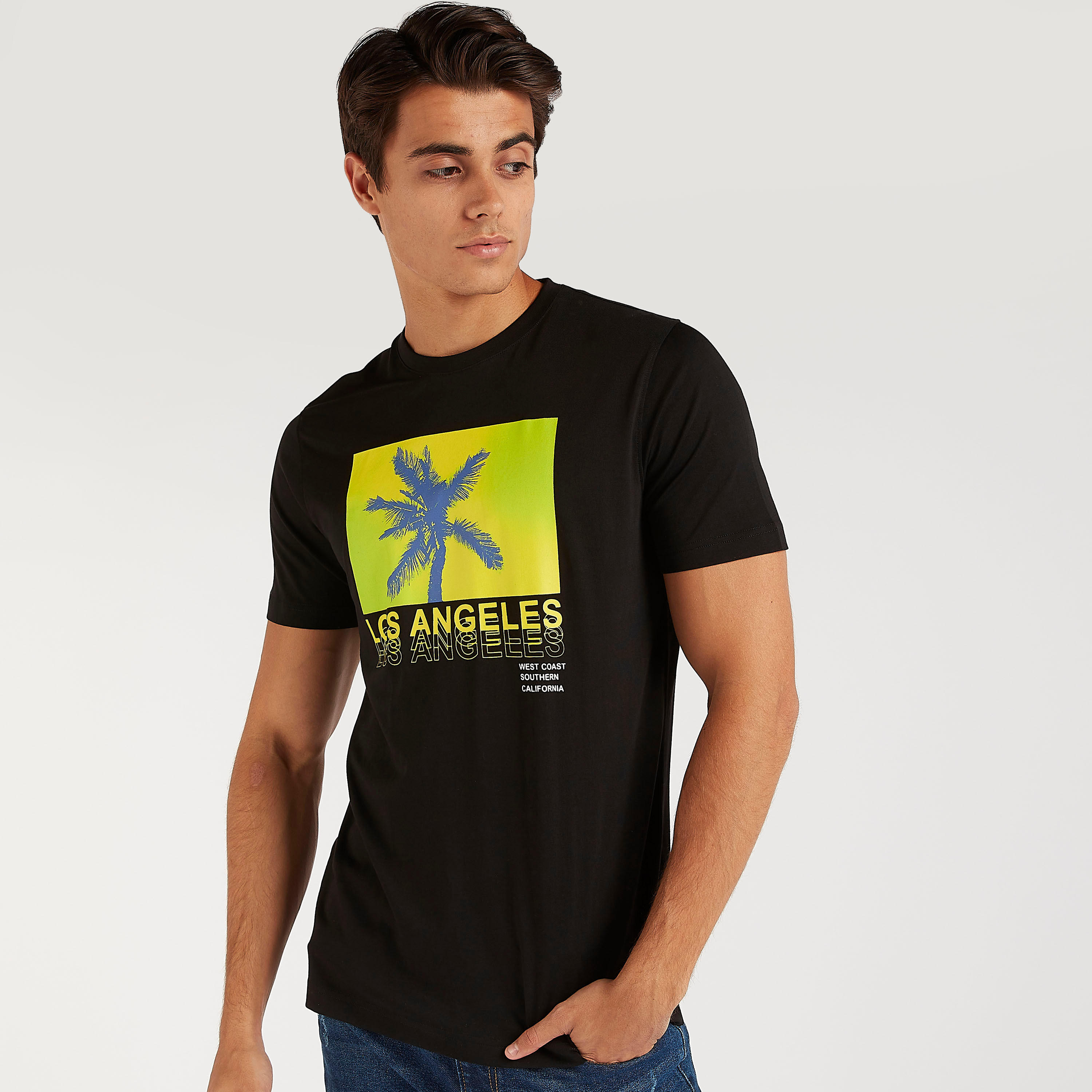 تيشيرت بياقة ضيّقة وأكمام قصيرة وطبعات-men-clothing-tshirtsandpolos-tshirts-image-4